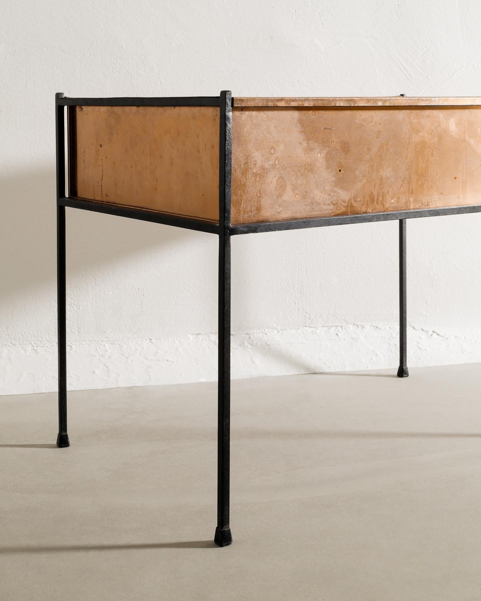 Suédois Jardinière de table en cuivre suédoise du milieu du siècle par Hans-Agne Jakobsson, années 1950 en vente