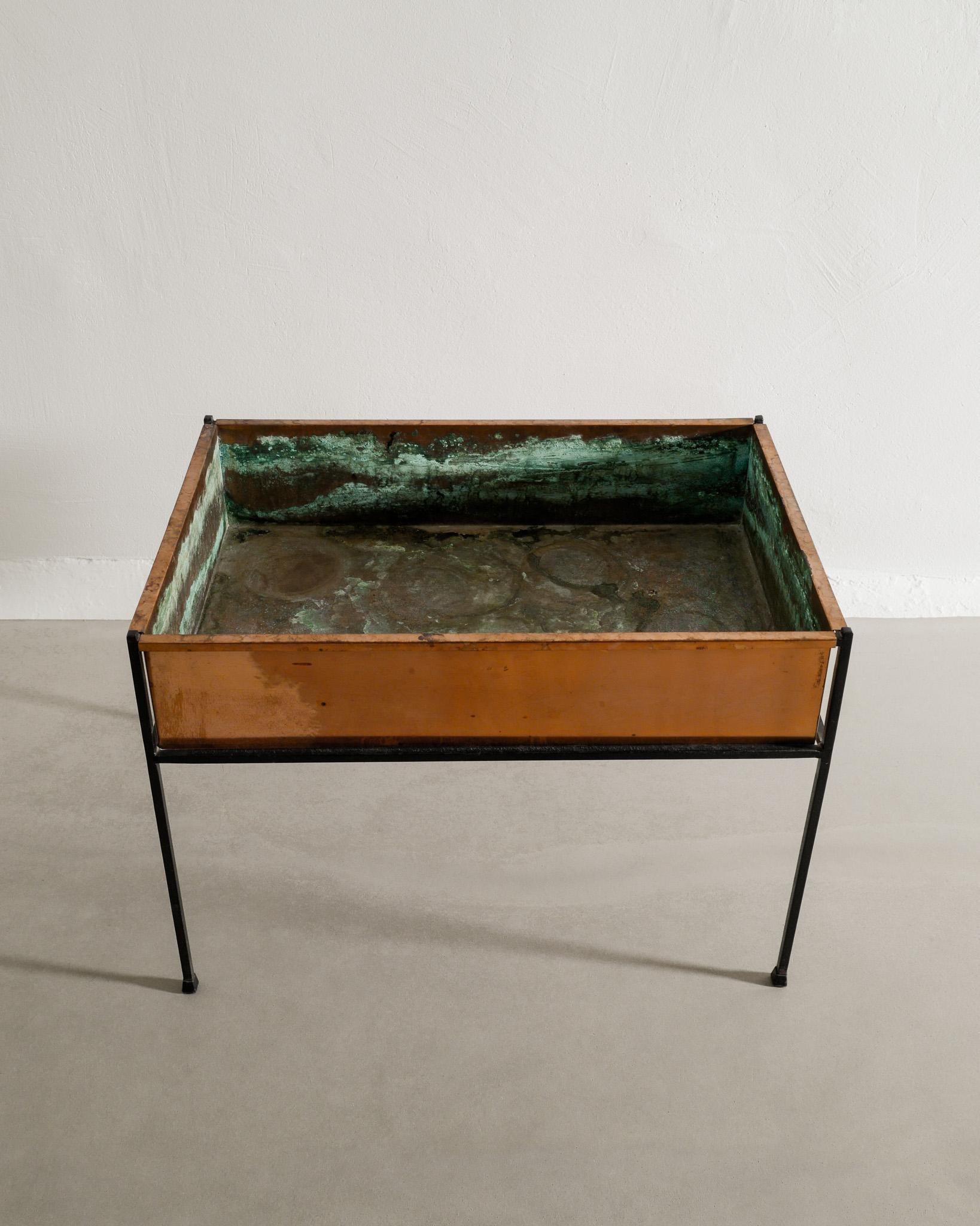 Jardinière de table en cuivre suédoise du milieu du siècle par Hans-Agne Jakobsson, années 1950 Bon état - En vente à Stockholm, SE