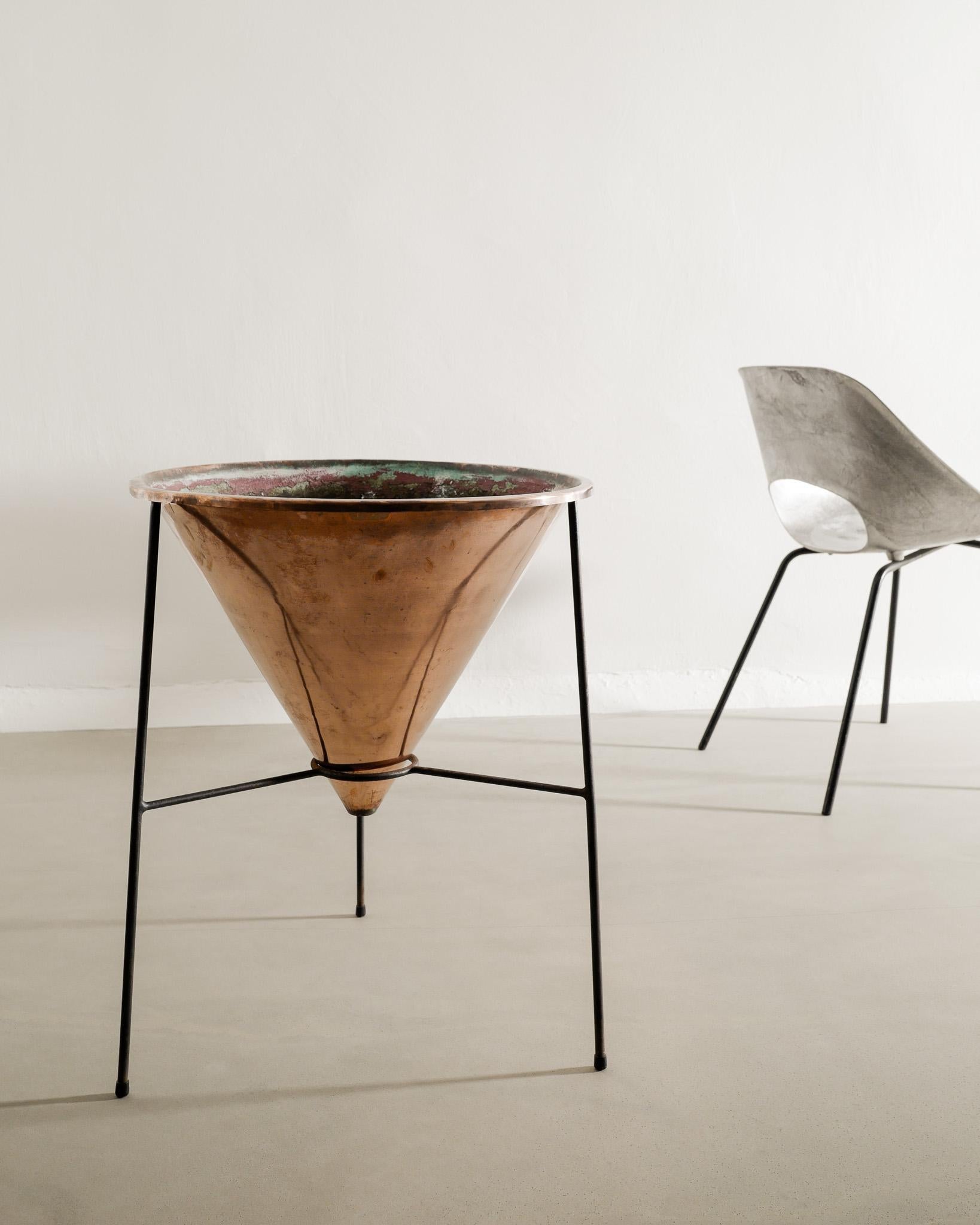Jardinière de table en cuivre suédoise du milieu du siècle par Hans-Agne Jakobsson, années 1950 Bon état - En vente à Stockholm, SE
