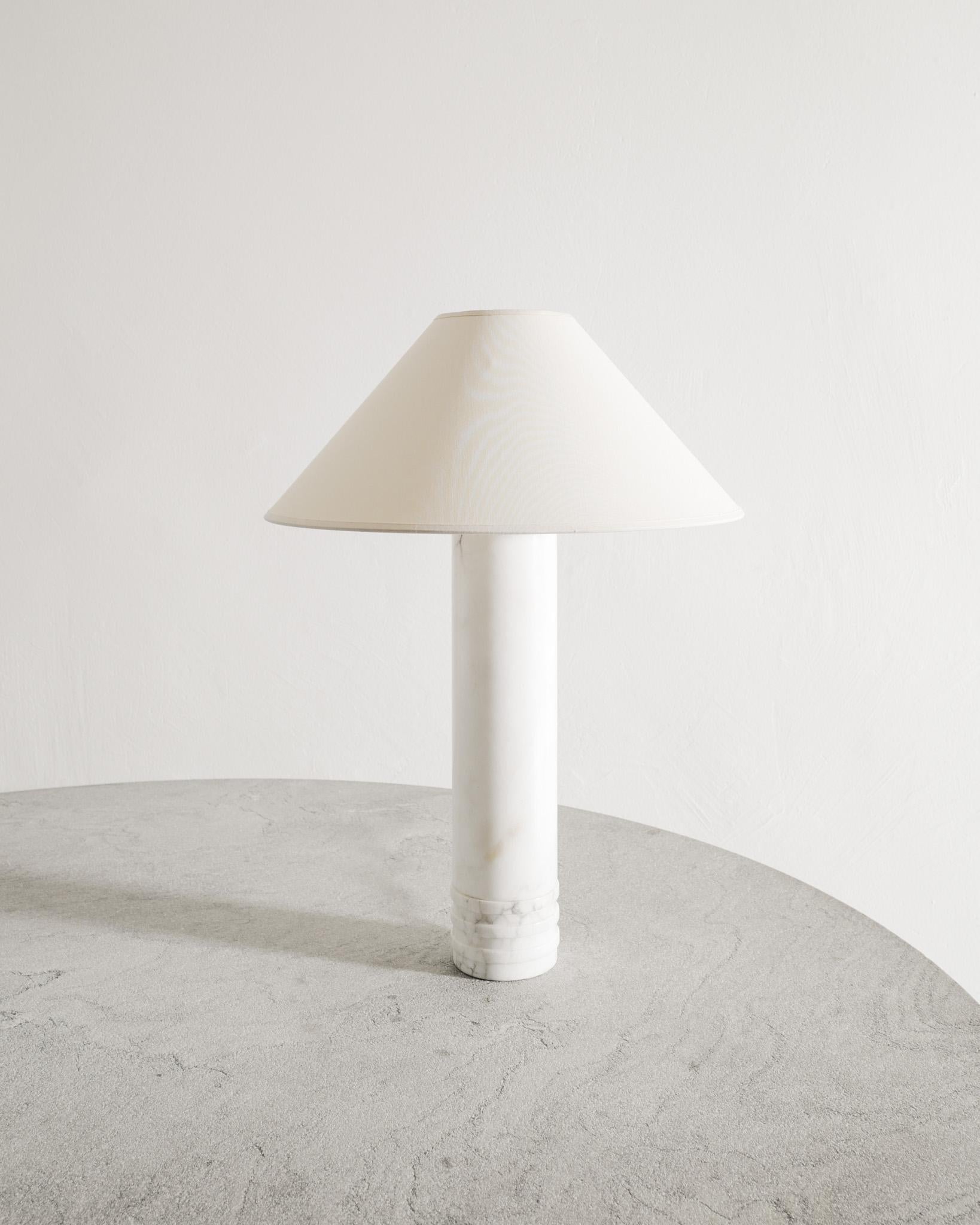 Seltene weiße schwedische Schreibtischlampe aus der Mitte des Jahrhunderts in Carrara-Marmor, hergestellt von Bergboms Schweden, 1960er Jahre. In gutem Originalzustand.

Abmessungen (ohne den Schirm): H: 43 cm / 16.95