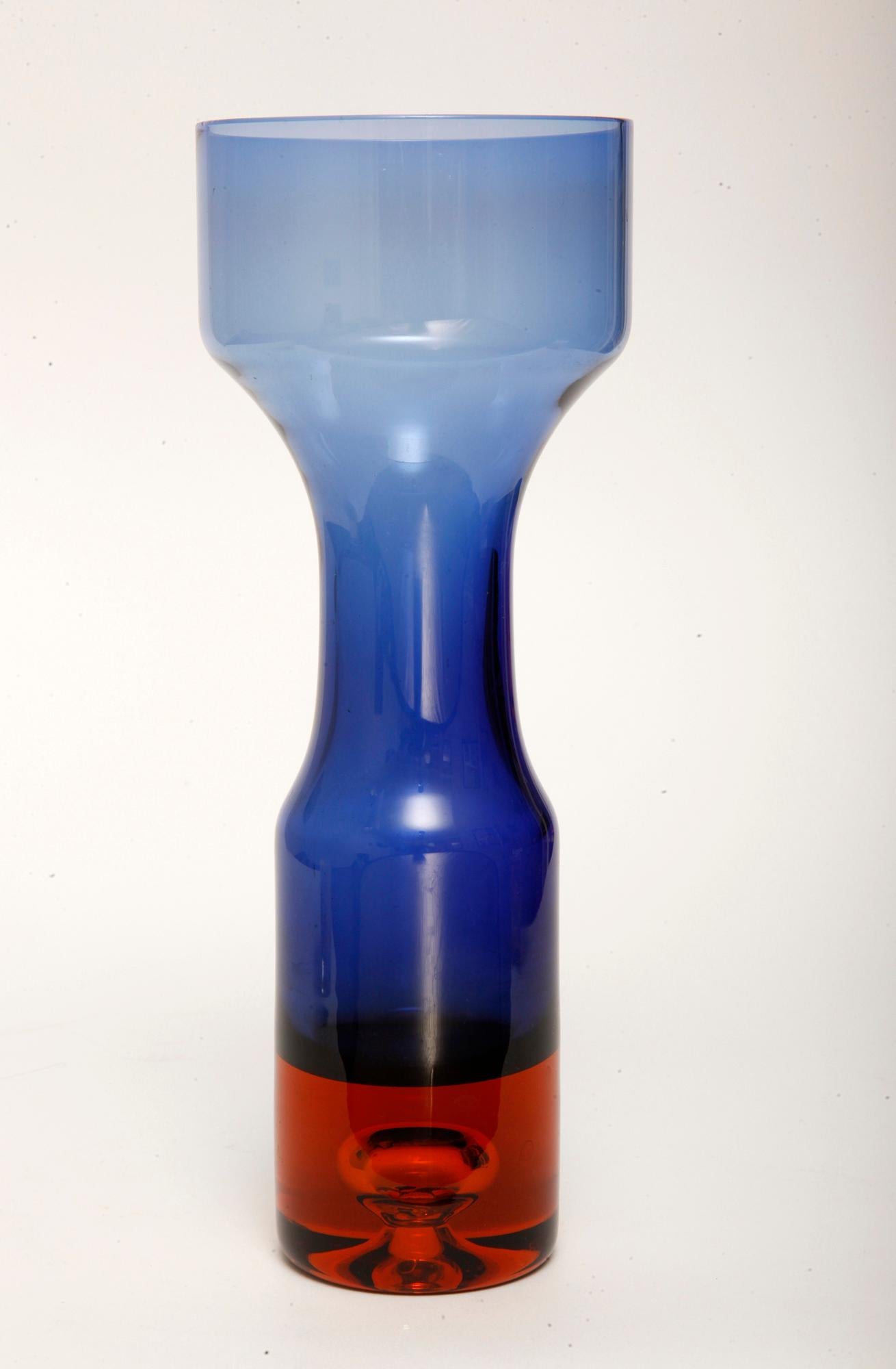 Swedish Midcentury Dark Blue Toned Glass Vase by Bo Borgström for Aseda (Schwedisch) im Angebot