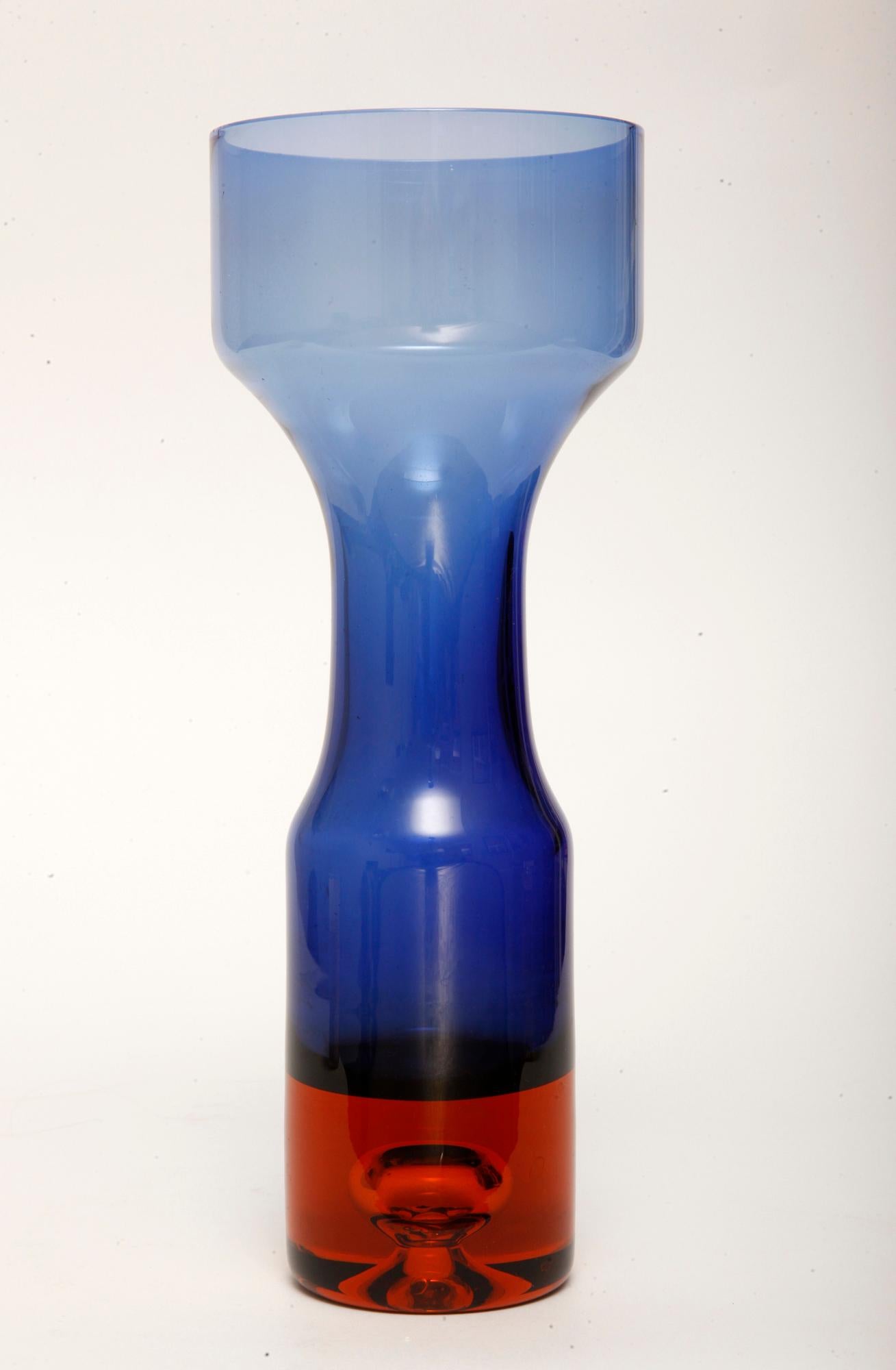 Swedish Midcentury Dark Blue Toned Glass Vase by Bo Borgström for Aseda (Glaskunst) im Angebot