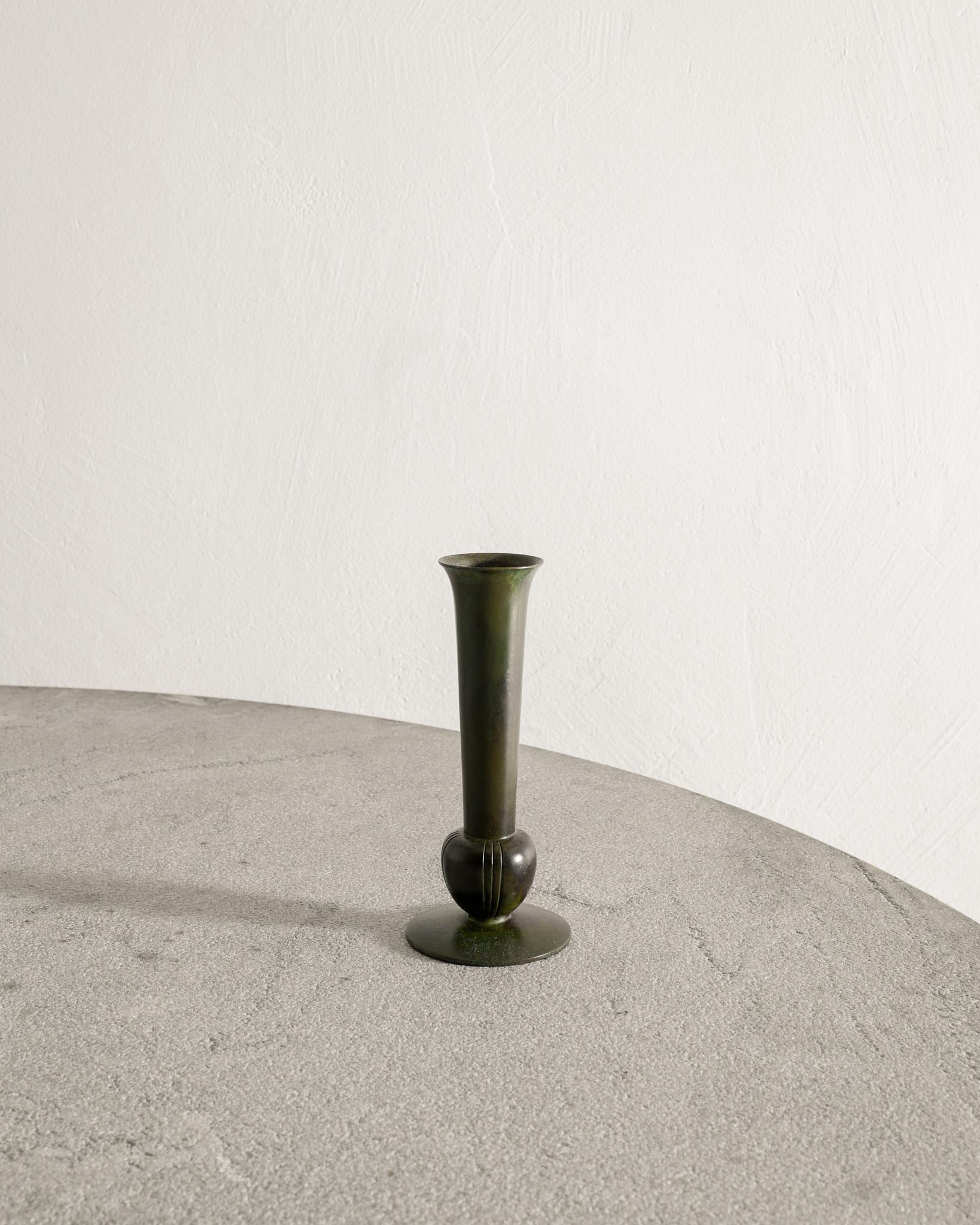 Rare vase suédois en bronze du milieu du siècle par GAB - Guldsmedsaktiobolaget produit dans les années 1930. En bon état d'origine avec une belle patine. Estampillé et numéroté. 

Dimensions : H : 17 cm / 6.7