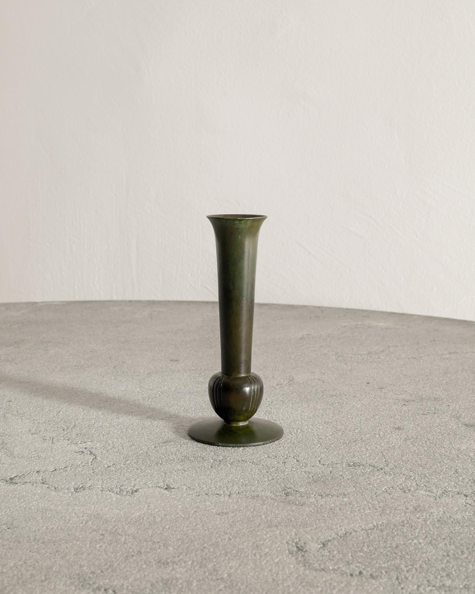 Scandinave moderne Vase décoratif suédois du milieu du siècle dernier par GAB Suède produit dans les années 1930 en vente