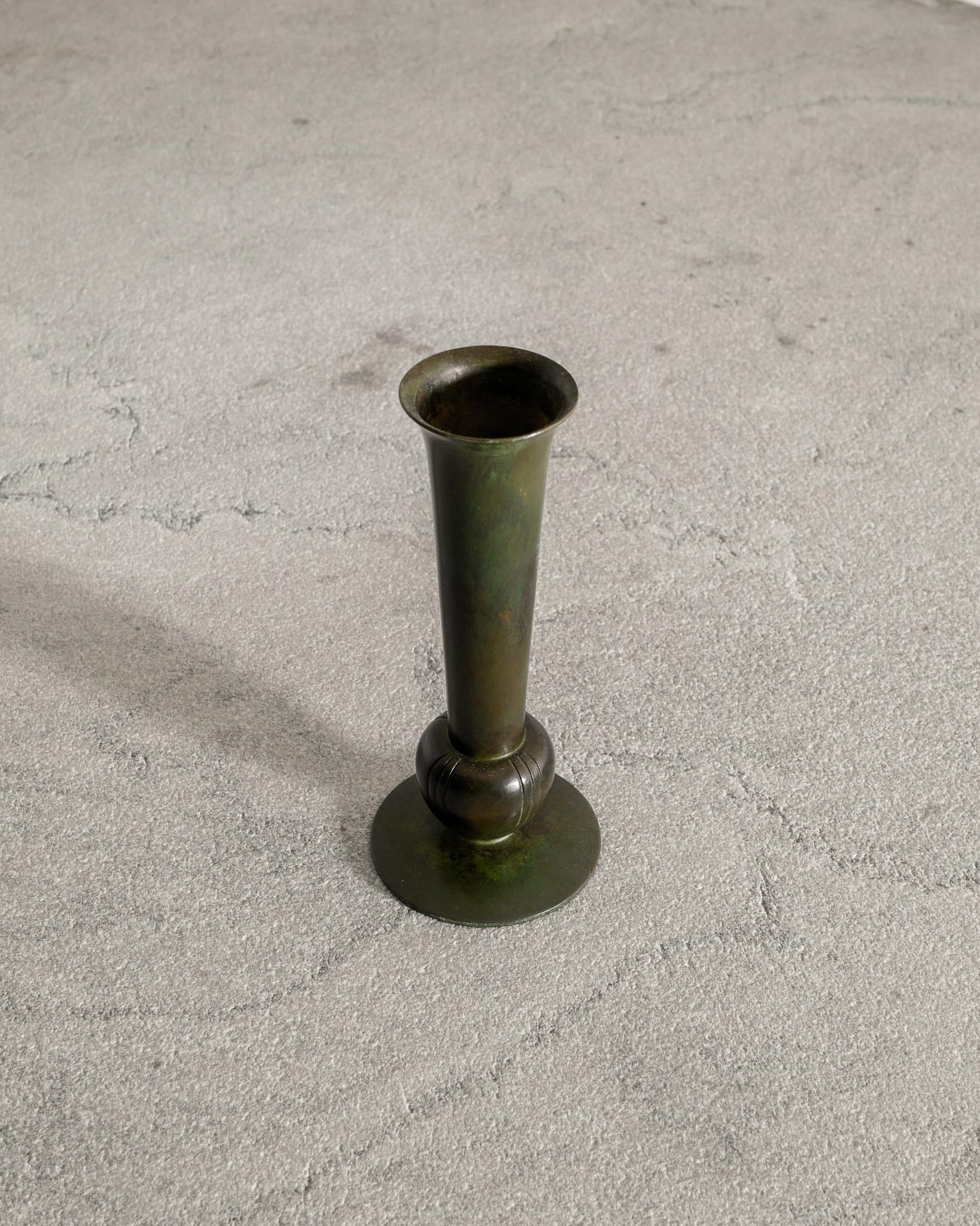 Suédois Vase décoratif suédois du milieu du siècle dernier par GAB Suède produit dans les années 1930 en vente
