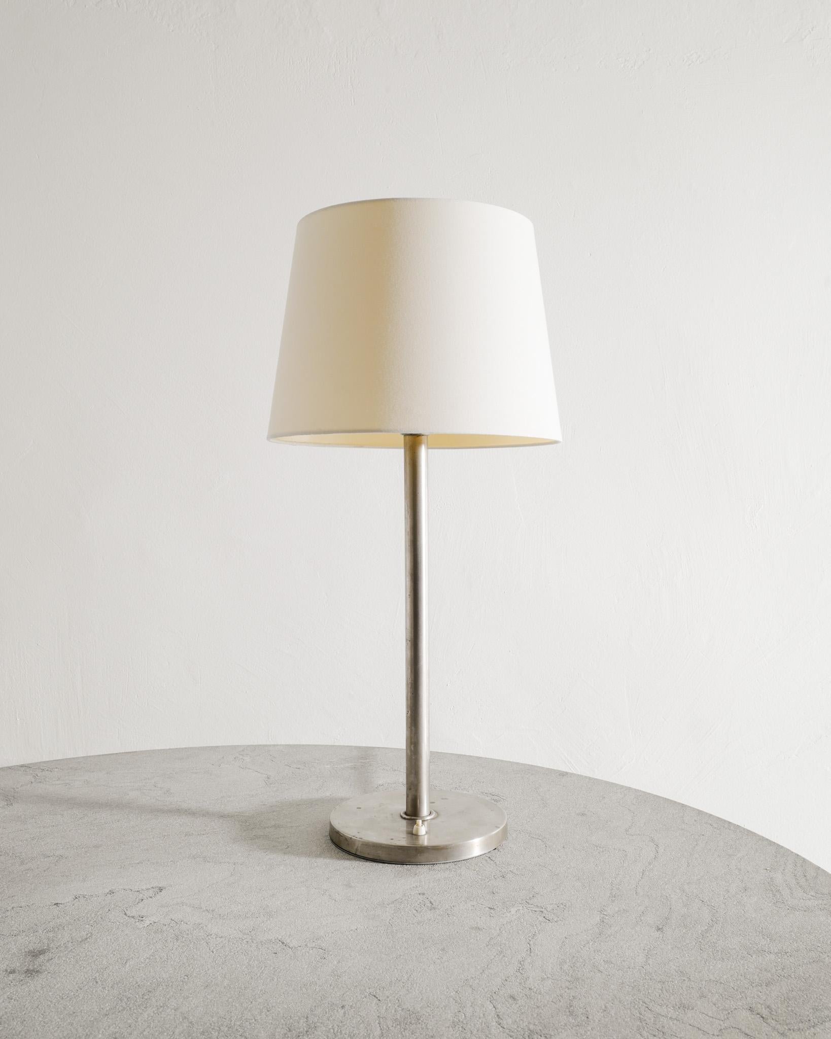 Rara lámpara sueca de sobremesa de mediados de siglo, de metal cromado, fabricada por Arvid Böhlmarks Lampfabrik en Suecia, años 50. En buen estado original, con una hermosa pátina natural por el envejecimiento. 

Dimensiones: H: 54 cm / 21,25