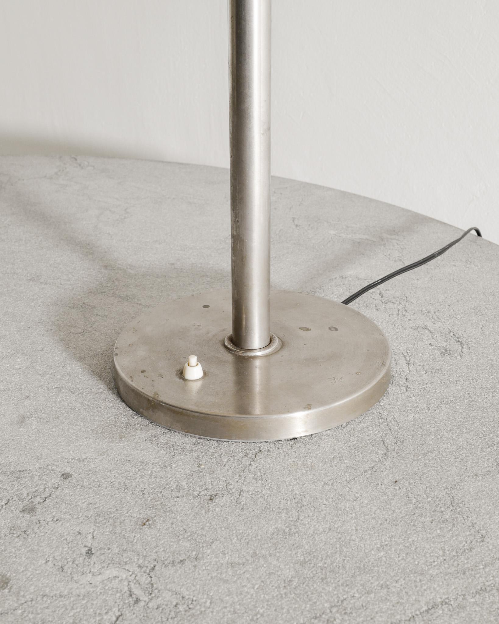 Lámpara de sobremesa sueca de mediados de siglo en metal cromado by Böhlmarks Sweden, 1950s Escandinavo moderno en venta