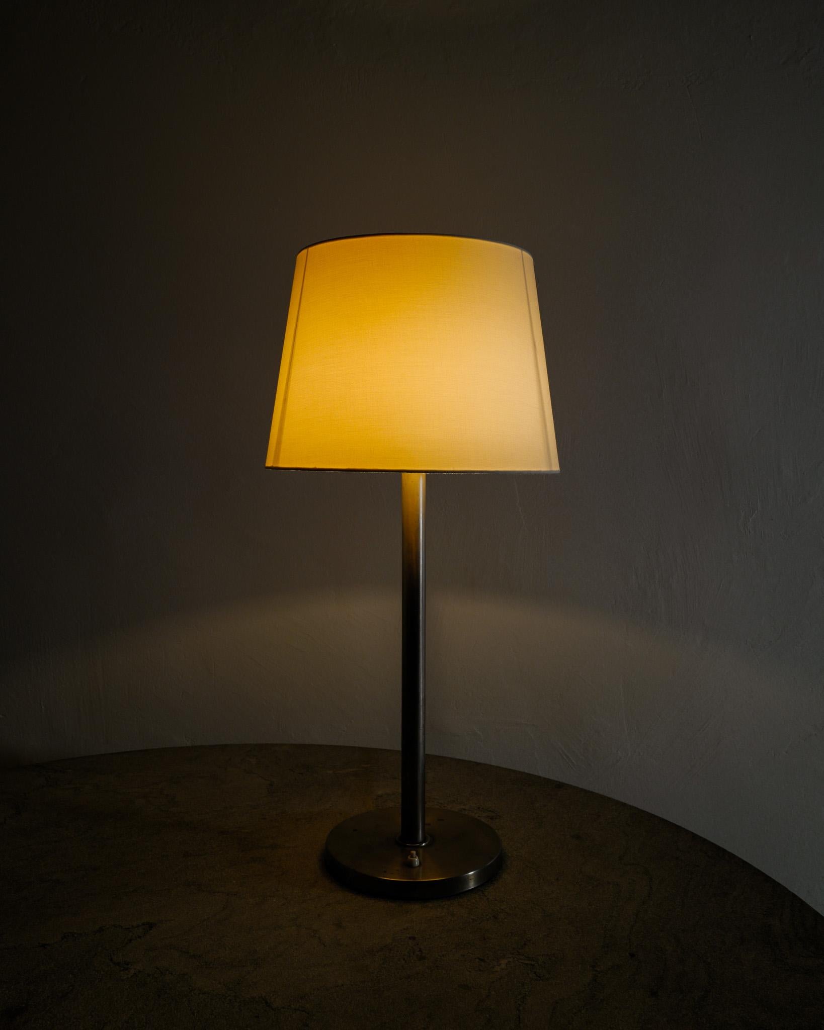 Lámpara de sobremesa sueca de mediados de siglo en metal cromado by Böhlmarks Sweden, 1950s en Bueno estado para la venta en Stockholm, SE