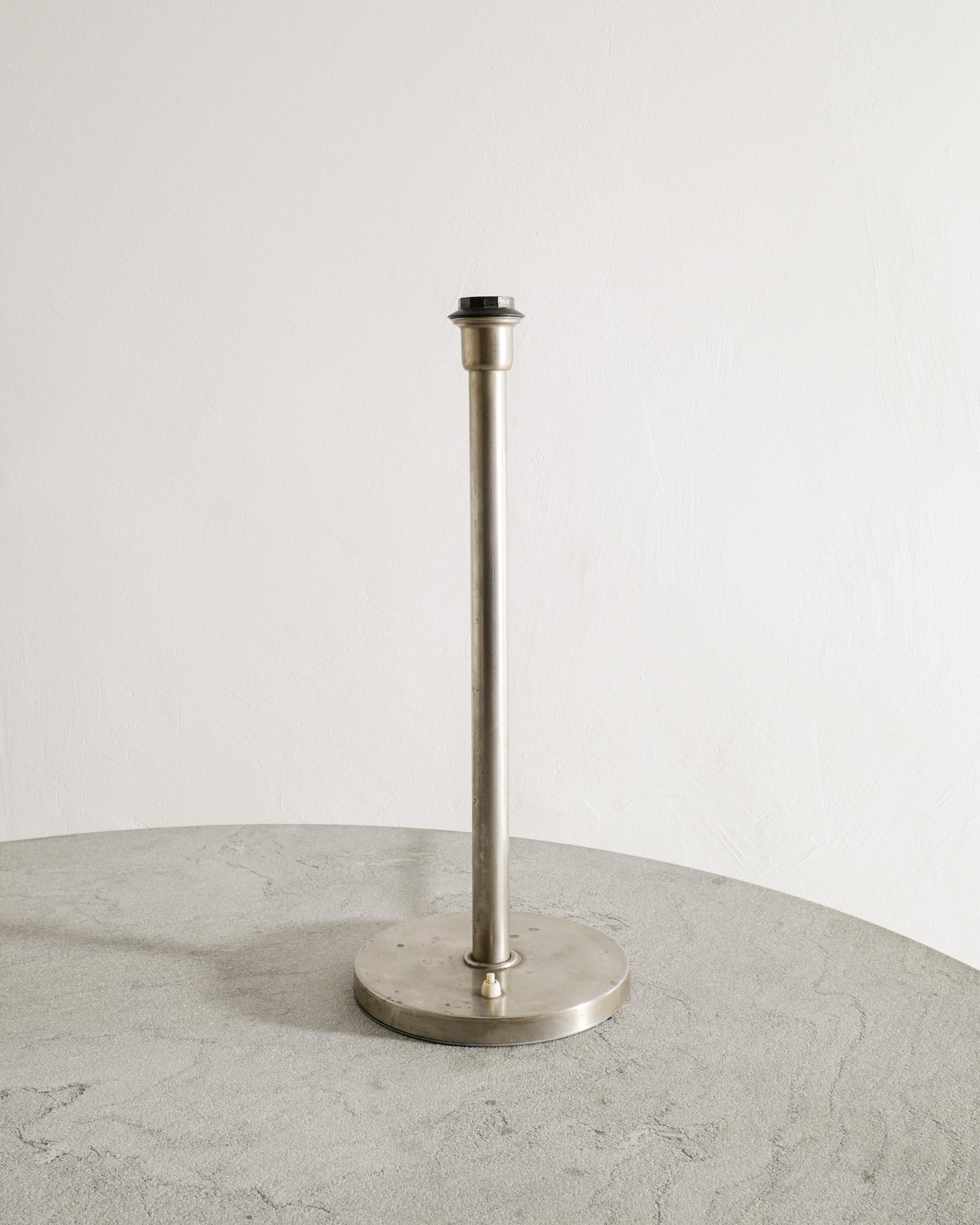 Lámpara de sobremesa sueca de mediados de siglo en metal cromado by Böhlmarks Sweden, 1950s mediados del siglo XX en venta