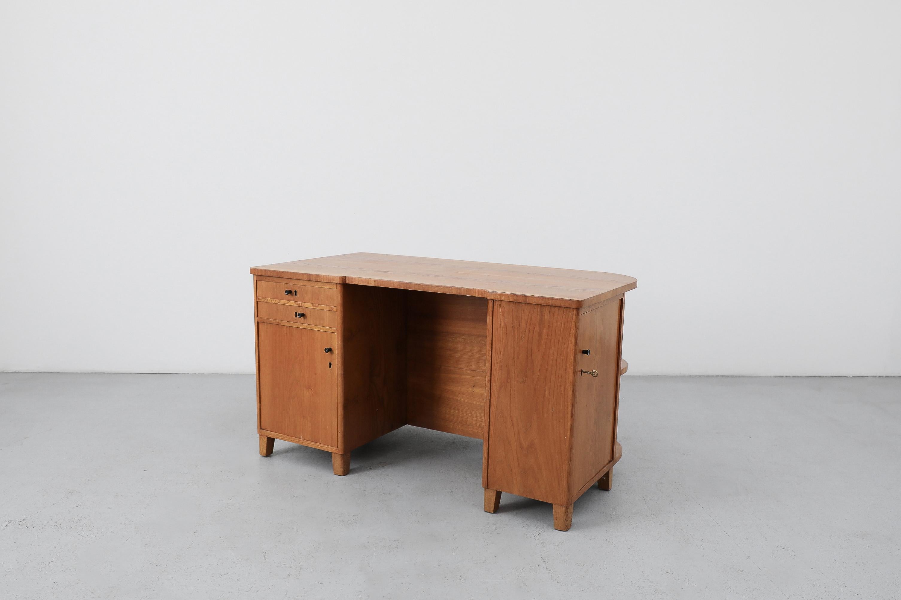 Scrivania svedese di metà secolo con libreria incorporata, anni '60 In condizioni buone in vendita a Los Angeles, CA