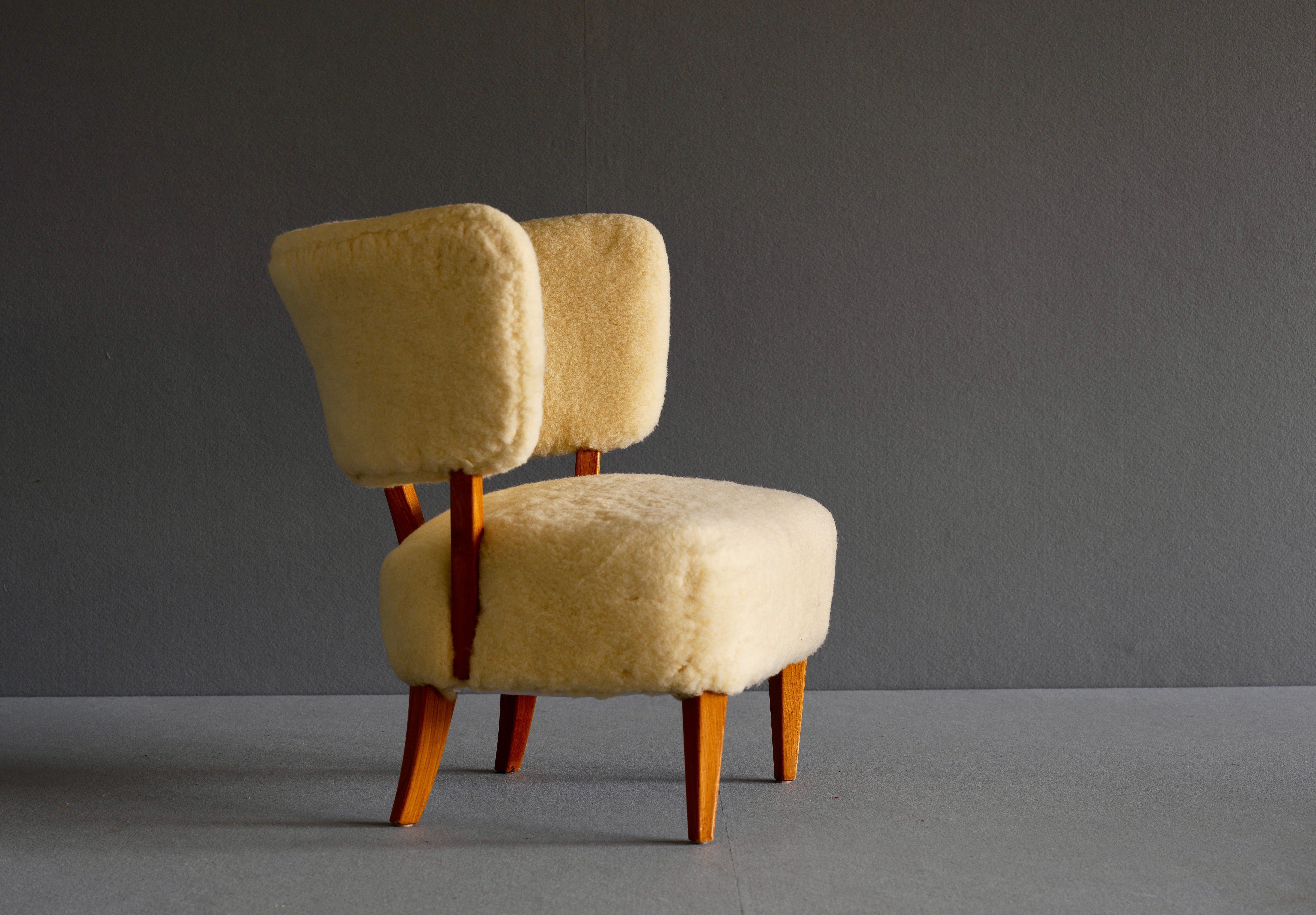 An easy chair. It has an elm frame and are upholstered with sheepskin. Circa 1930’s.

 