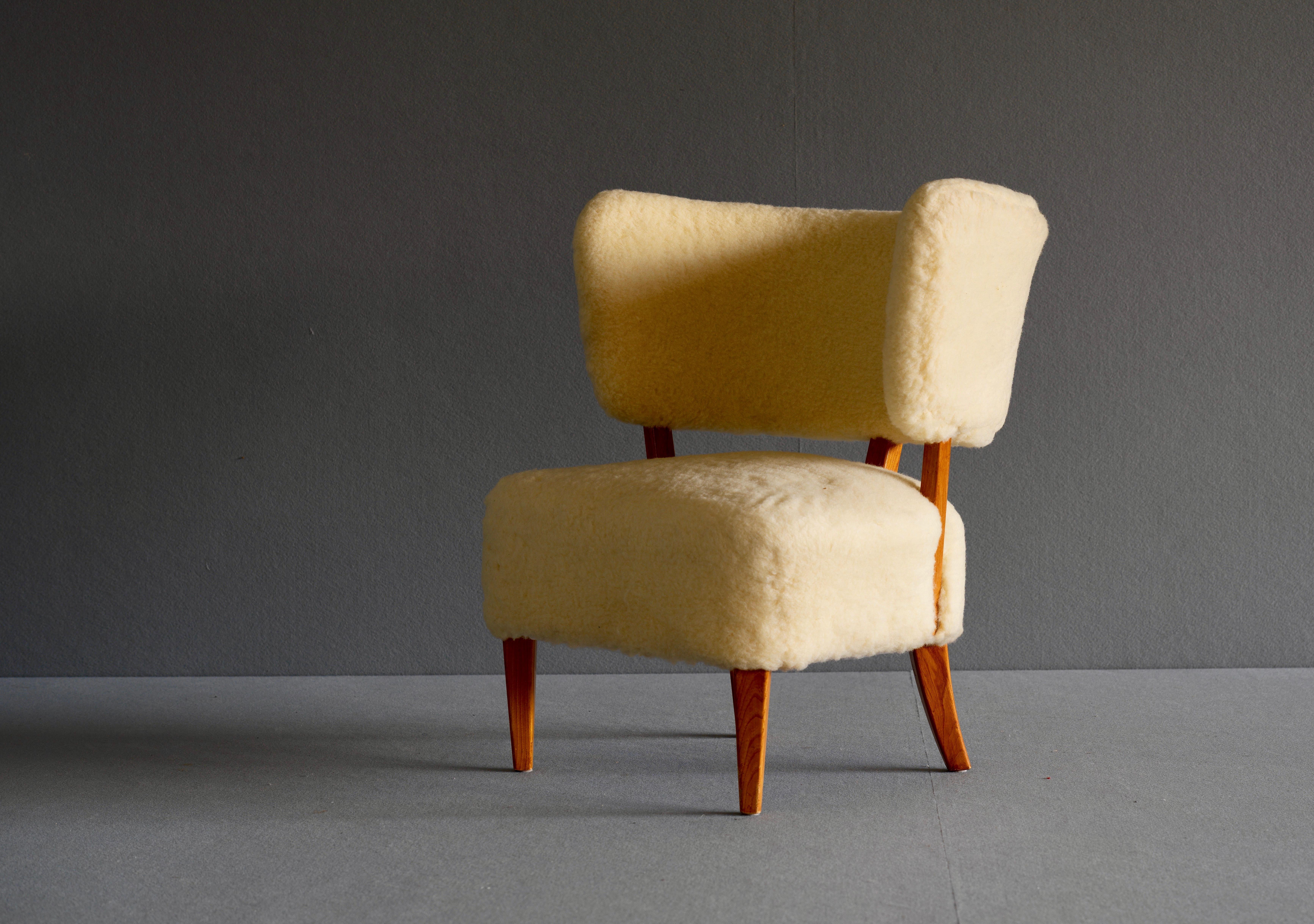 Swedish Mid Century Easy Chair in Sheepskin In Good Condition For Sale In Singapore, SG