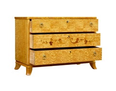 Commode suédoise du milieu du siècle, en orme et bouleau marquetés