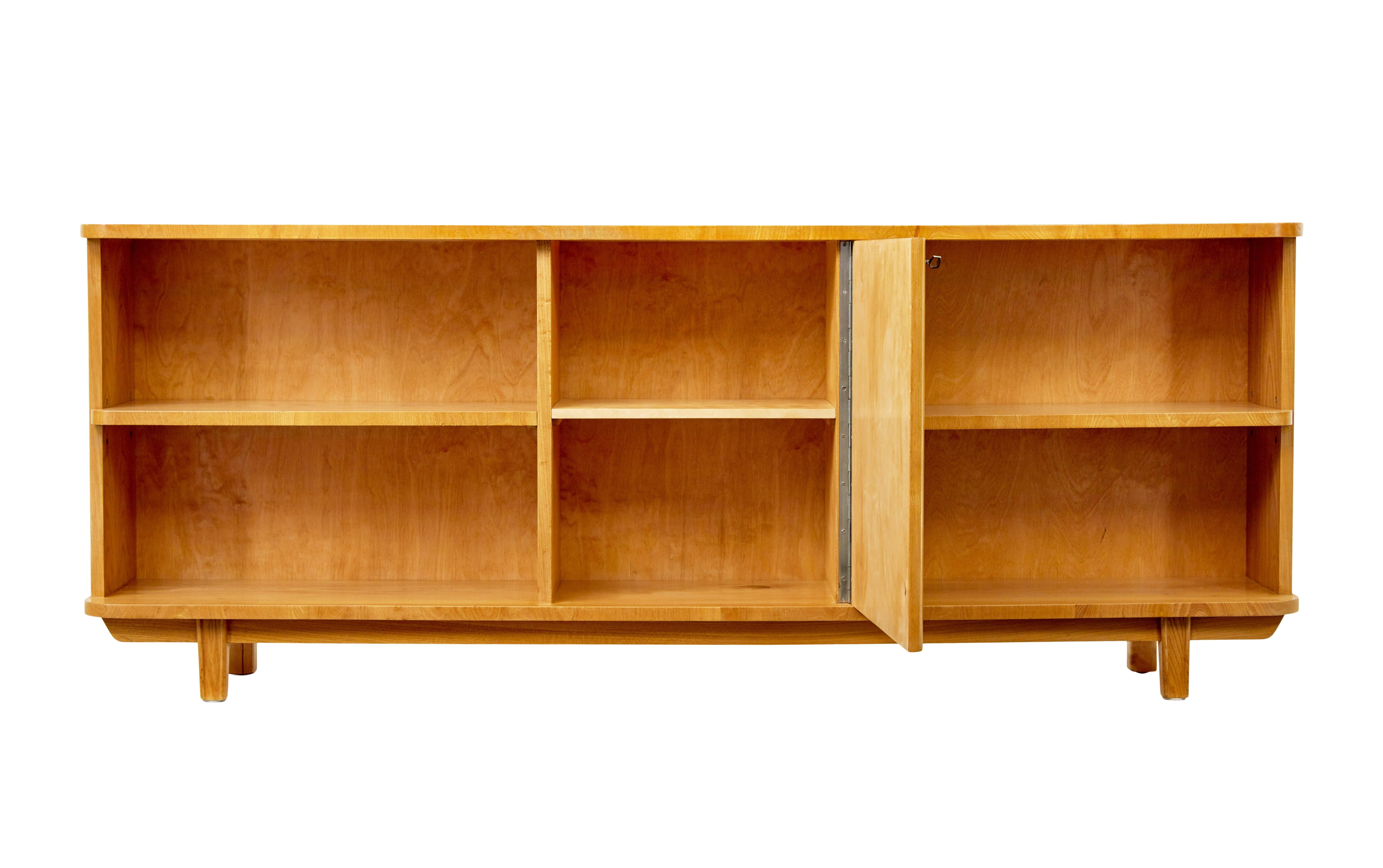 Schwedisches offenes Bücherregal aus Ulme aus der Mitte des Jahrhunderts (20. Jahrhundert) im Angebot