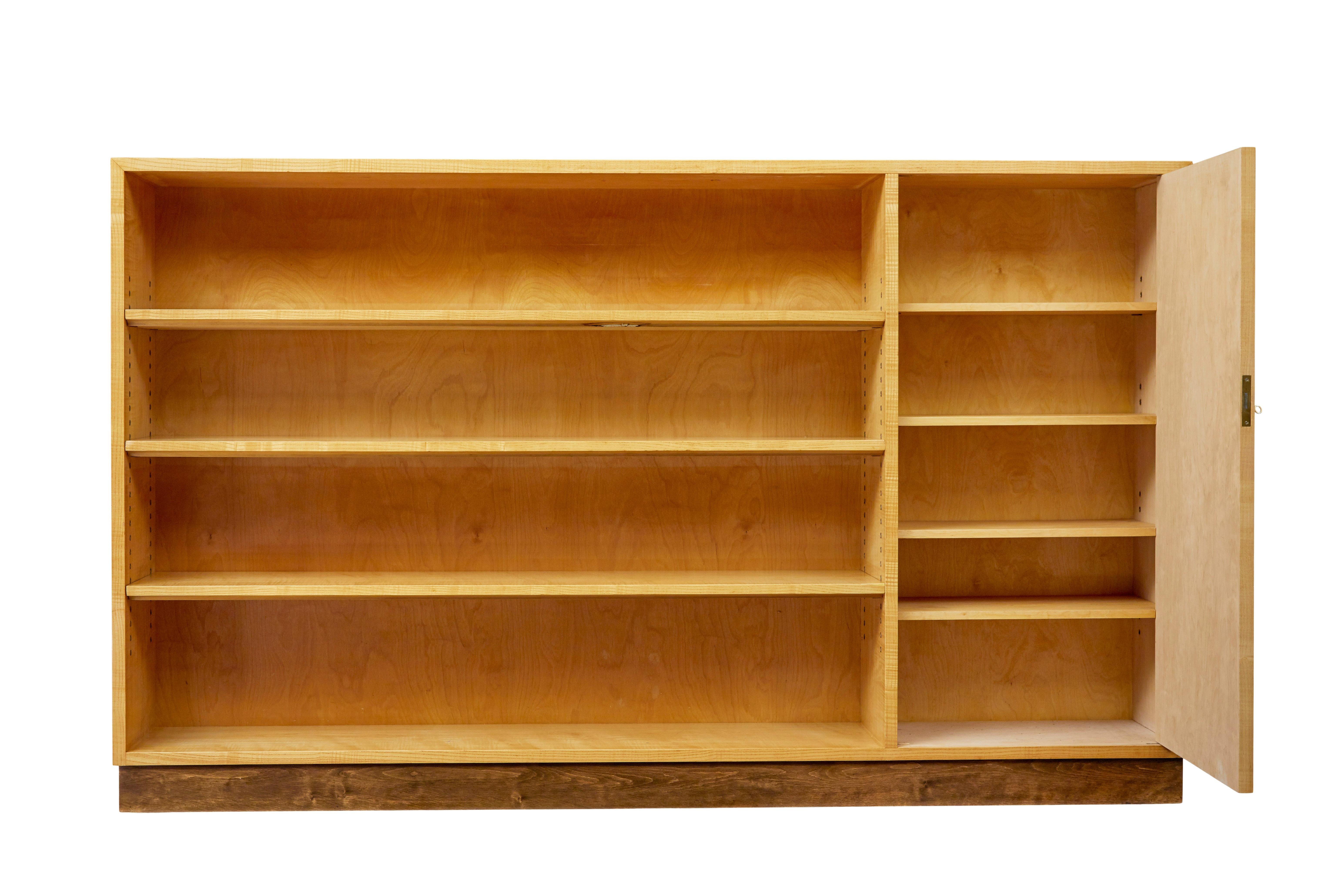 Mid-Century moderno Libreria a giorno in olmo svedese di metà secolo in vendita