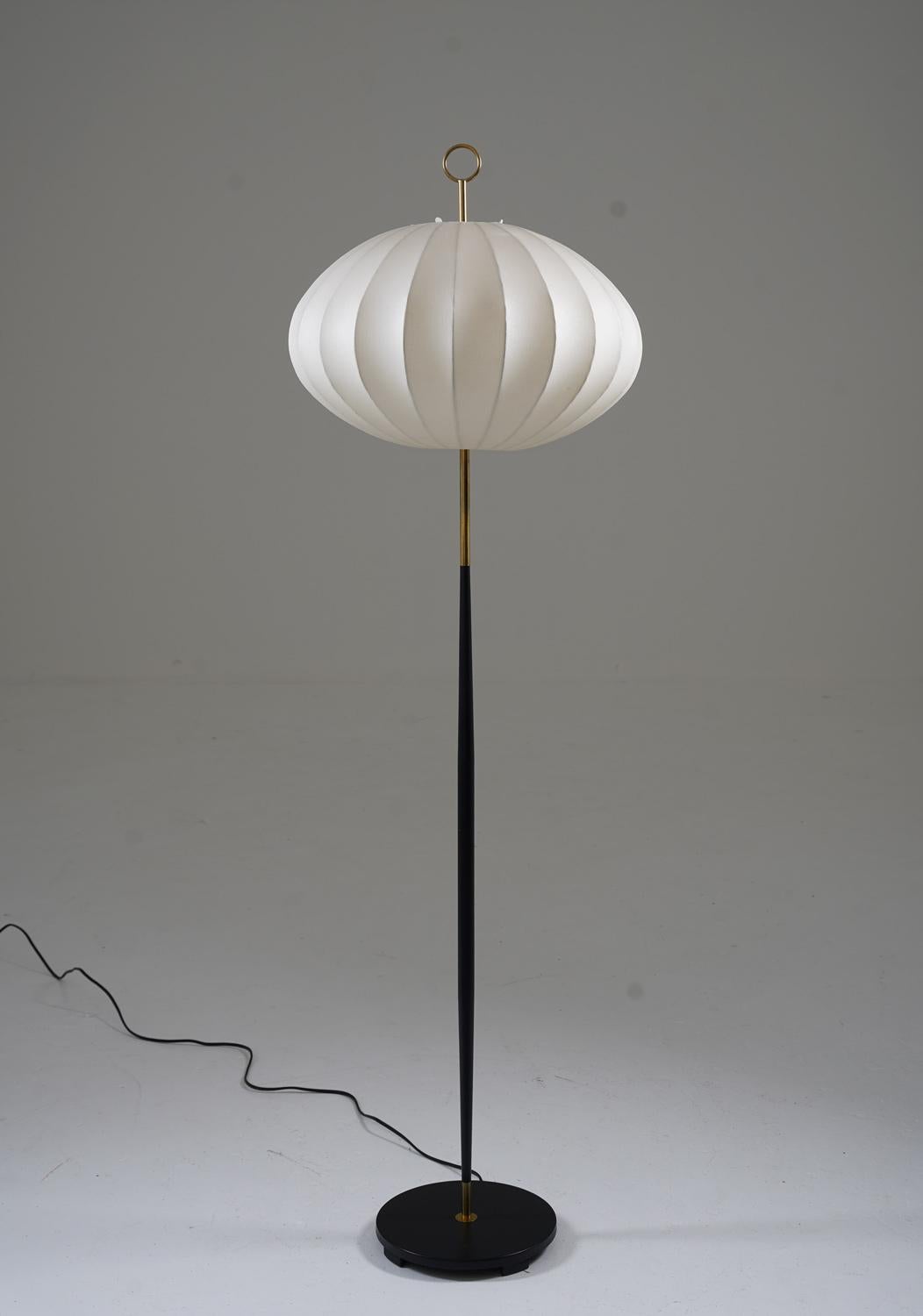 Stunning Floor lamp by ASEA, Sweden, 1950s.
Beautiful lamp with a minimalistic design with beautiful details. The base has its original black paint and is in near mint condition. The light source is hidden by a spray-plastic shade, spreading a