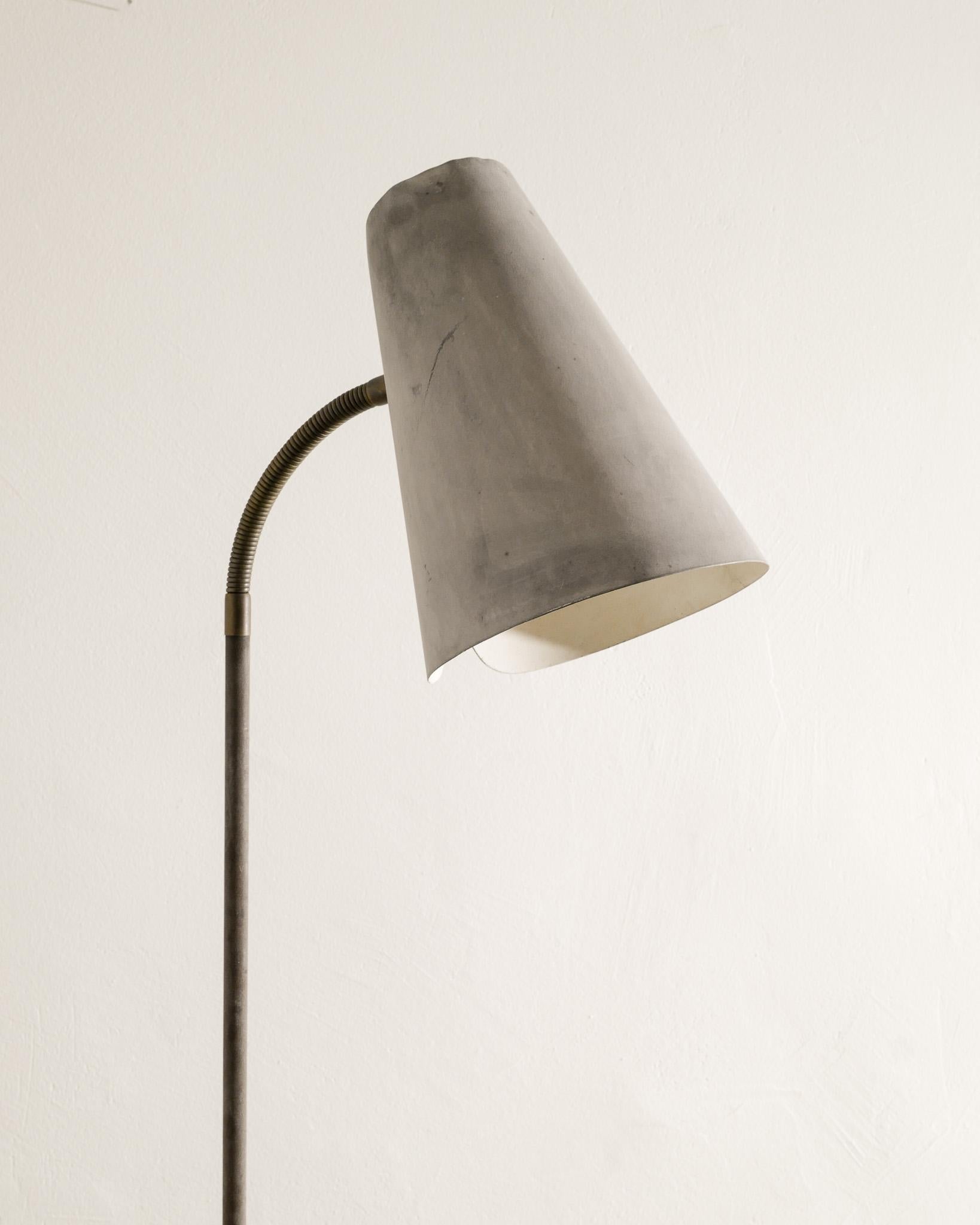 Swedish Mid Century Floor Lamp by Harald Notini Produced by Böhlmarks, 1930s In Good Condition For Sale In Stockholm, SE