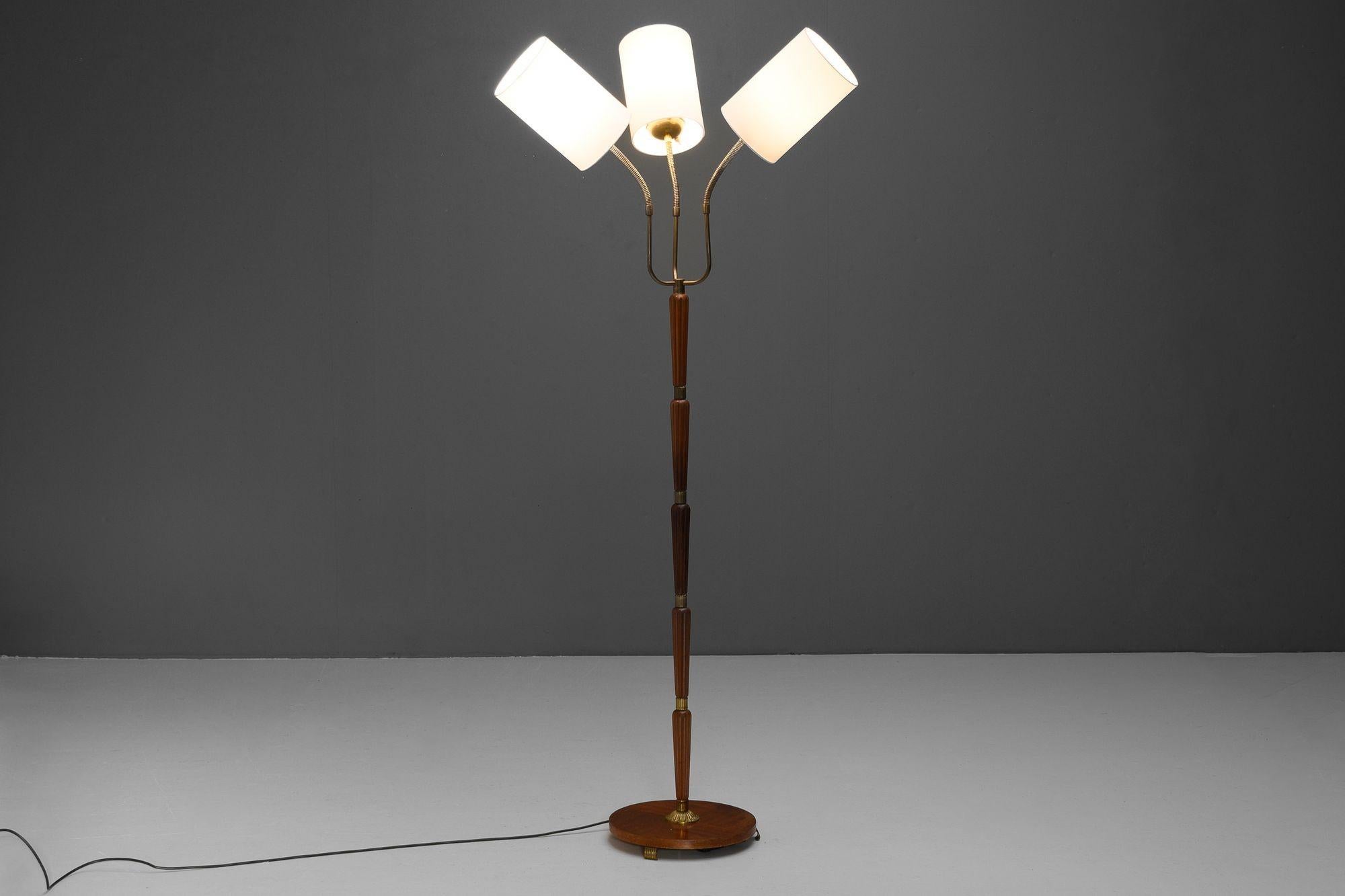 Lampada da terra svedese a triplo collo della metà del secolo scorso con uno stelo sezionale in noce e tre colli articolati in ottone. Svezia, circa 1960.


H. H. 180cm x L. 50cm x P. 50cm
