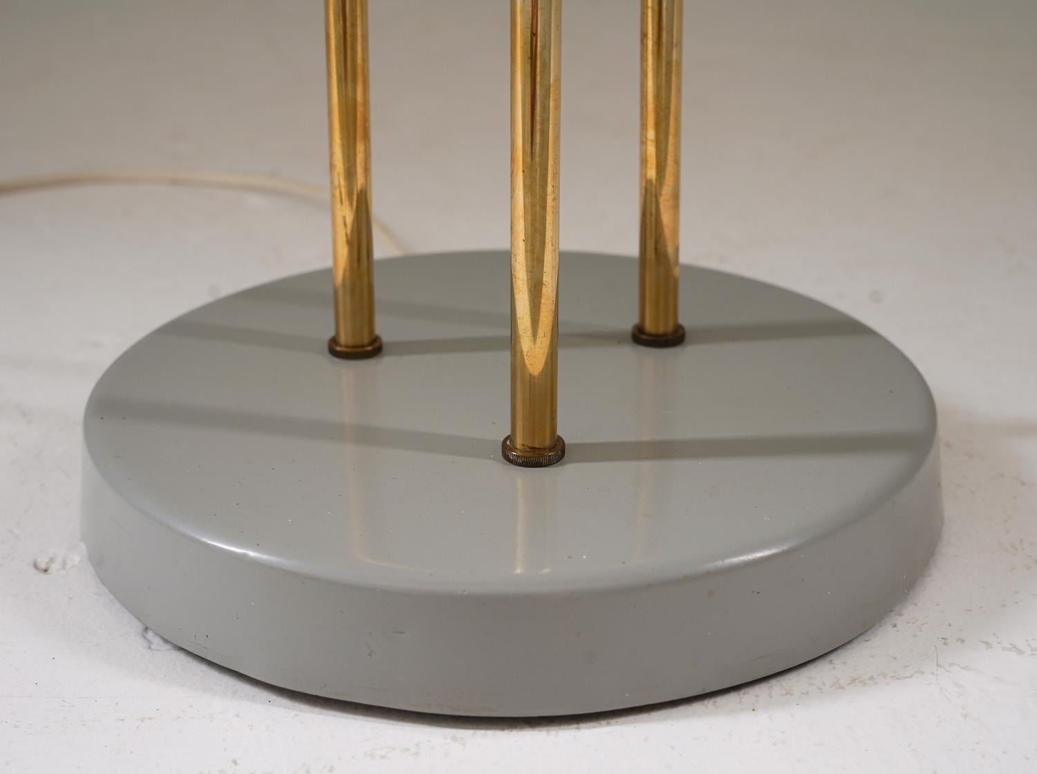 Ottone Lampada da terra svedese del metà secolo in vendita