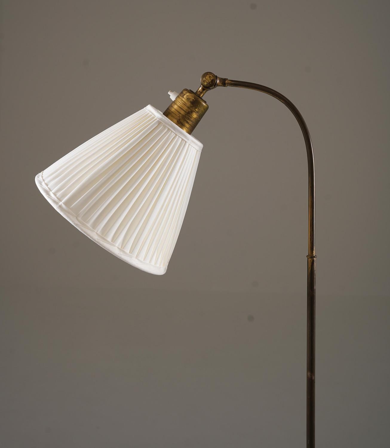 Mid-Century Modern Lampadaire suédois du milieu du siècle en laiton par Nordiska Kompaniet en vente
