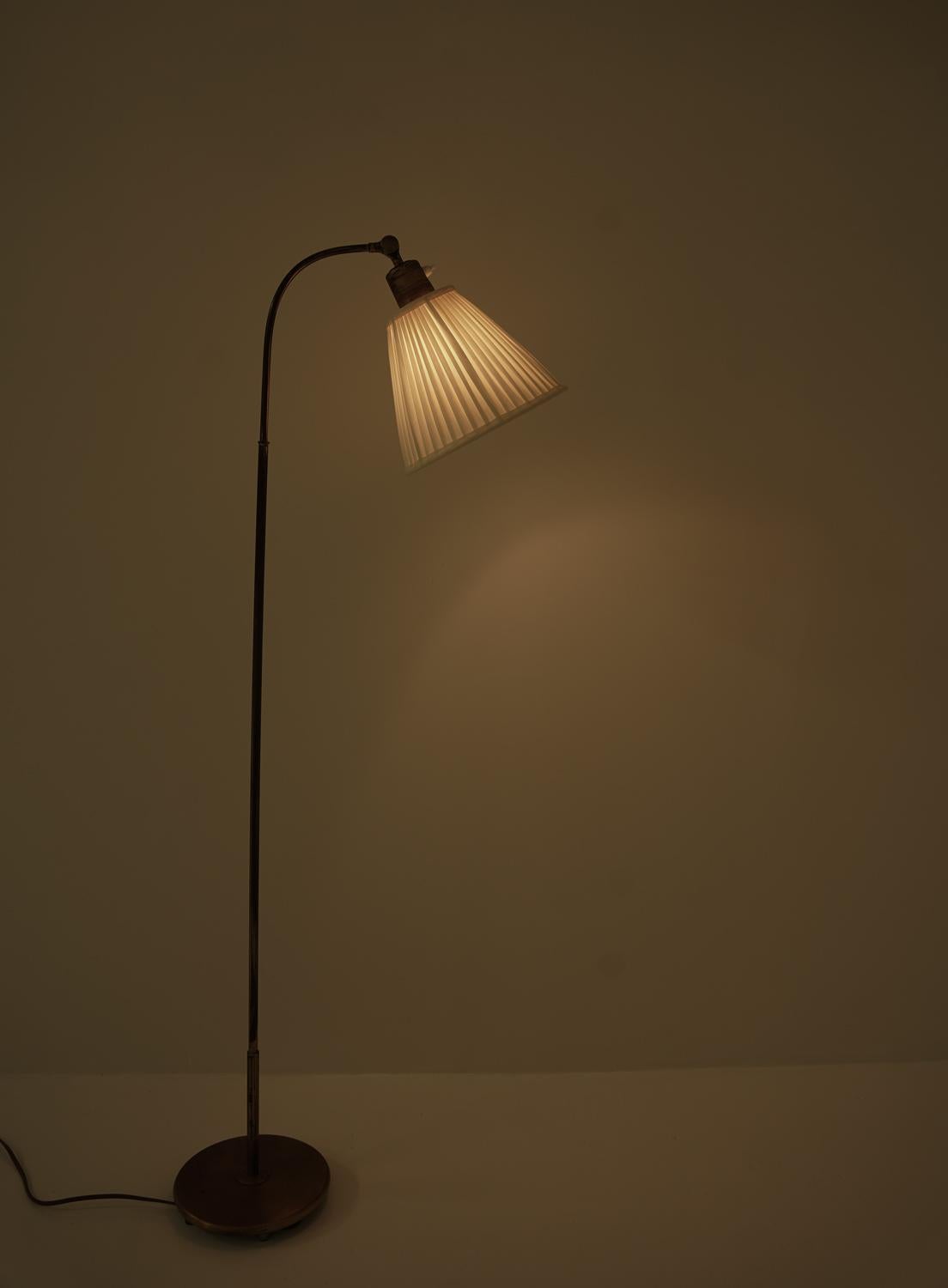 Laiton Lampadaire suédois du milieu du siècle en laiton par Nordiska Kompaniet en vente