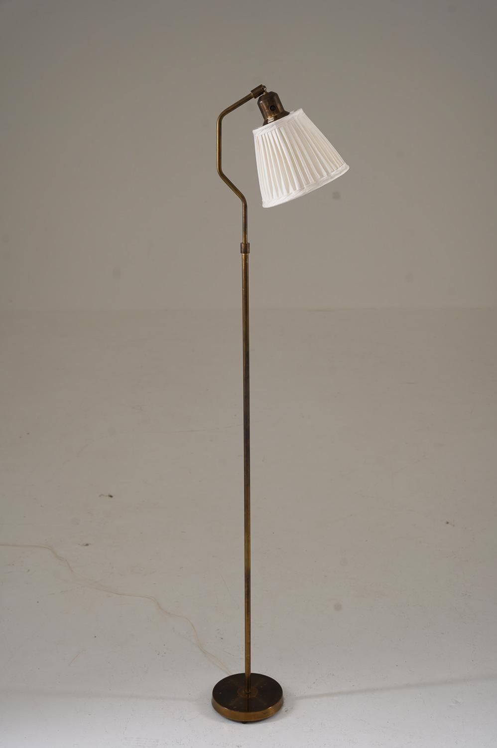 Lampada da terra minimalista prodotta da Örsjö, Svezia anni '60.
Questa lampada da terra è caratterizzata da uno sten sottile e di bella forma, che sostiene un paralume regolabile.

Condizioni: Buone condizioni originali con una bella patina