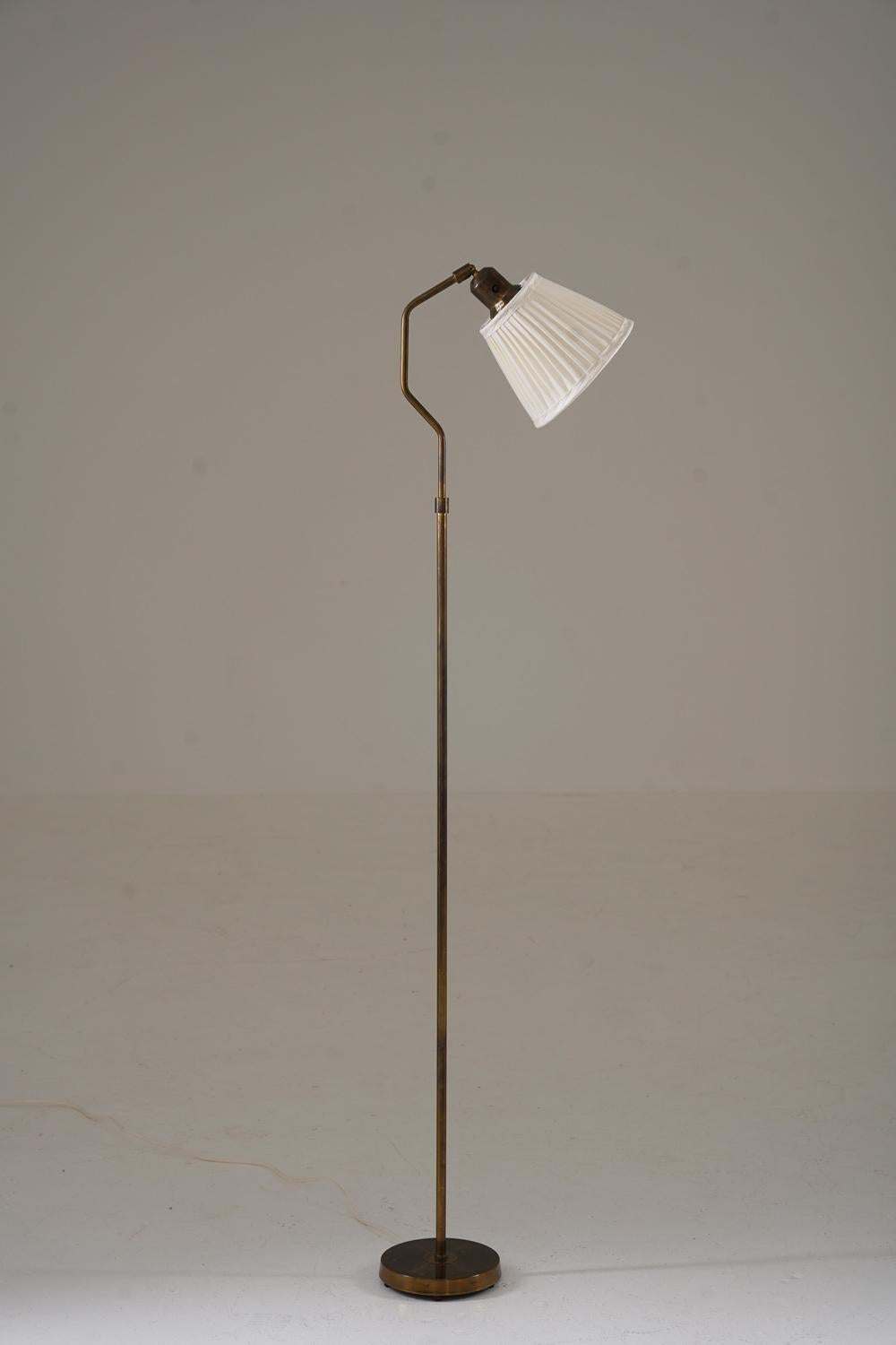 Mid-Century moderno Lampada da terra svedese del metà secolo in ottone in vendita