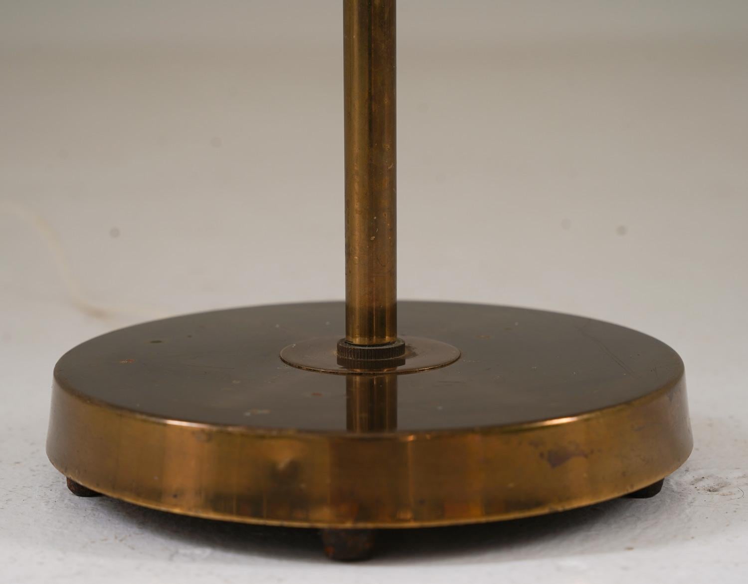 Svedese Lampada da terra svedese del metà secolo in ottone in vendita