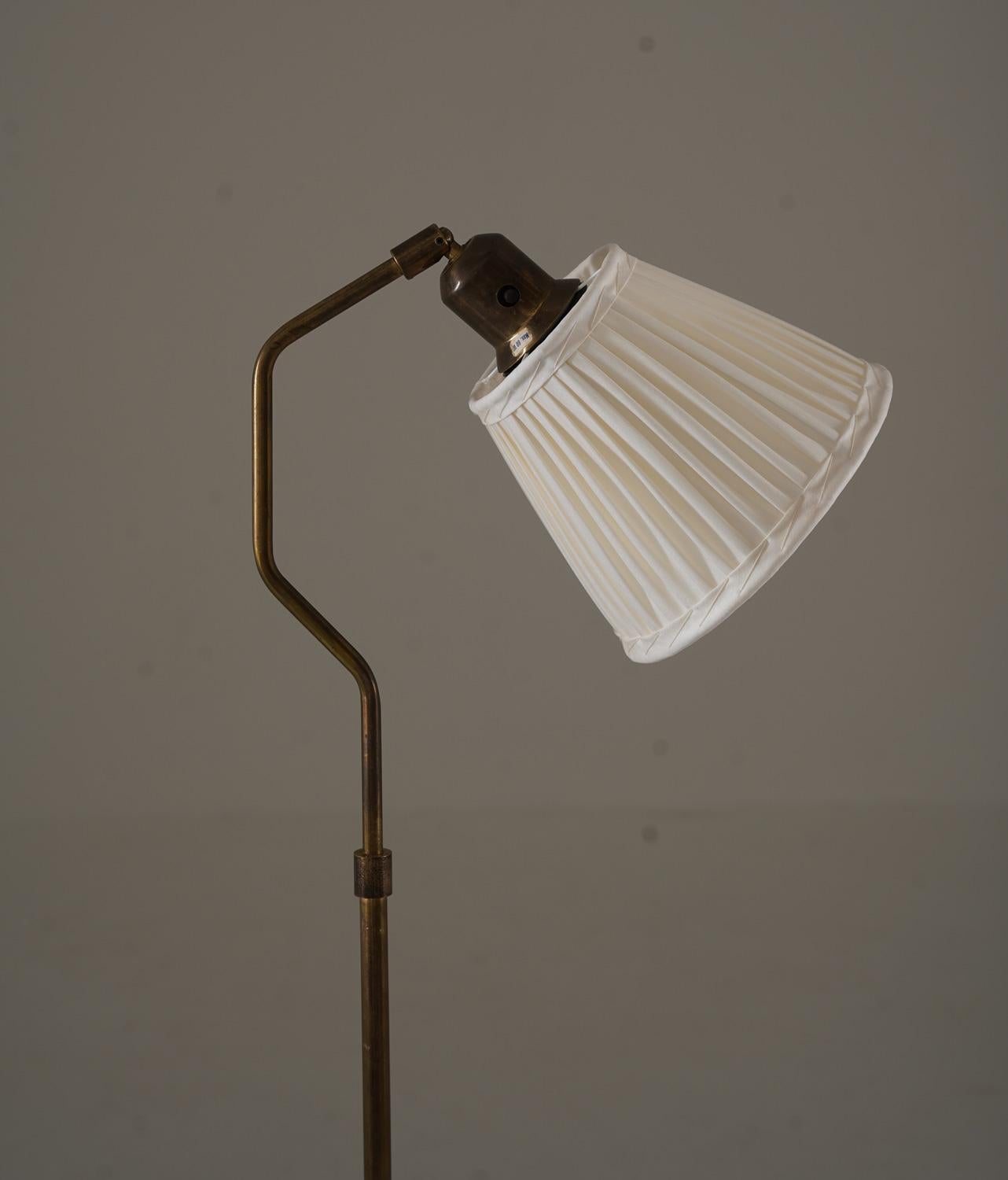 Lampada da terra svedese del metà secolo in ottone In condizioni buone in vendita a Karlstad, SE
