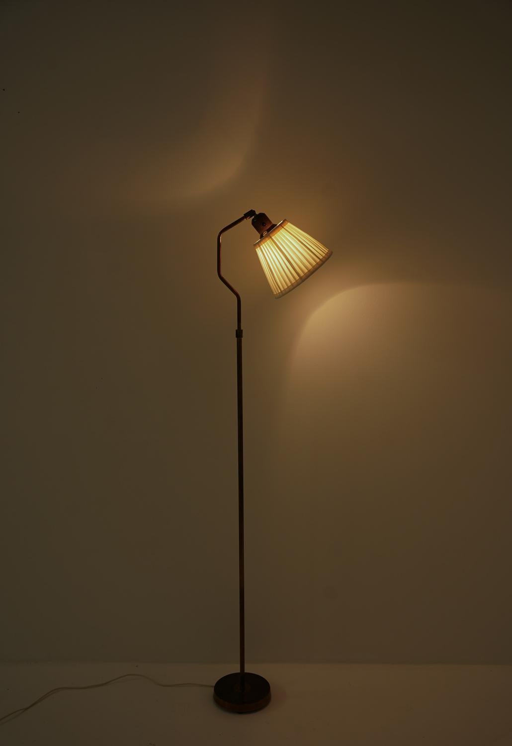 XX secolo Lampada da terra svedese del metà secolo in ottone in vendita