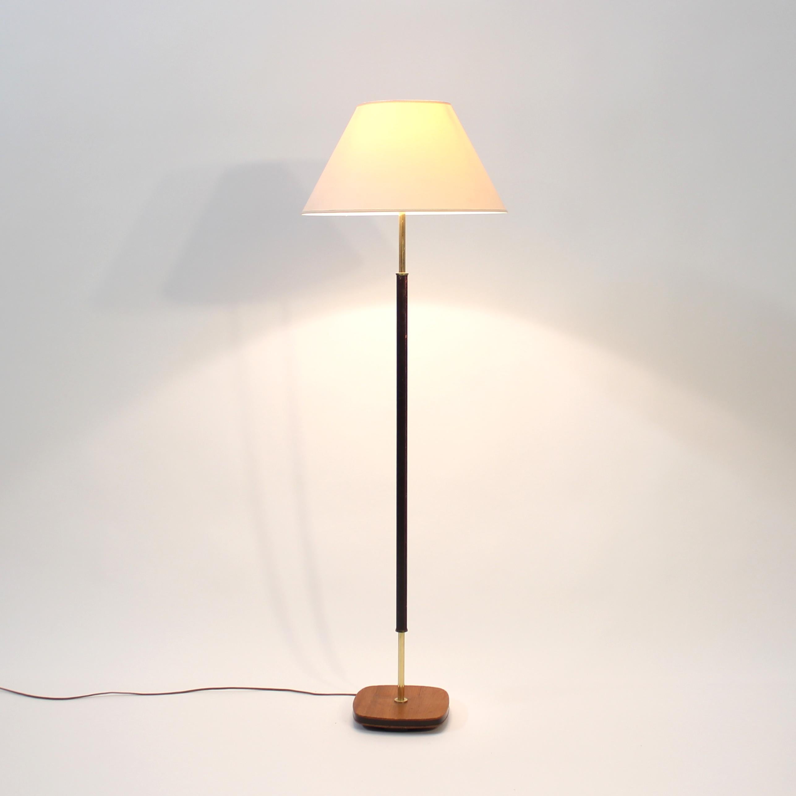 Swedish mid-century floor lamp in teak, brass and leather, 1960s In Good Condition For Sale In Uppsala, SE