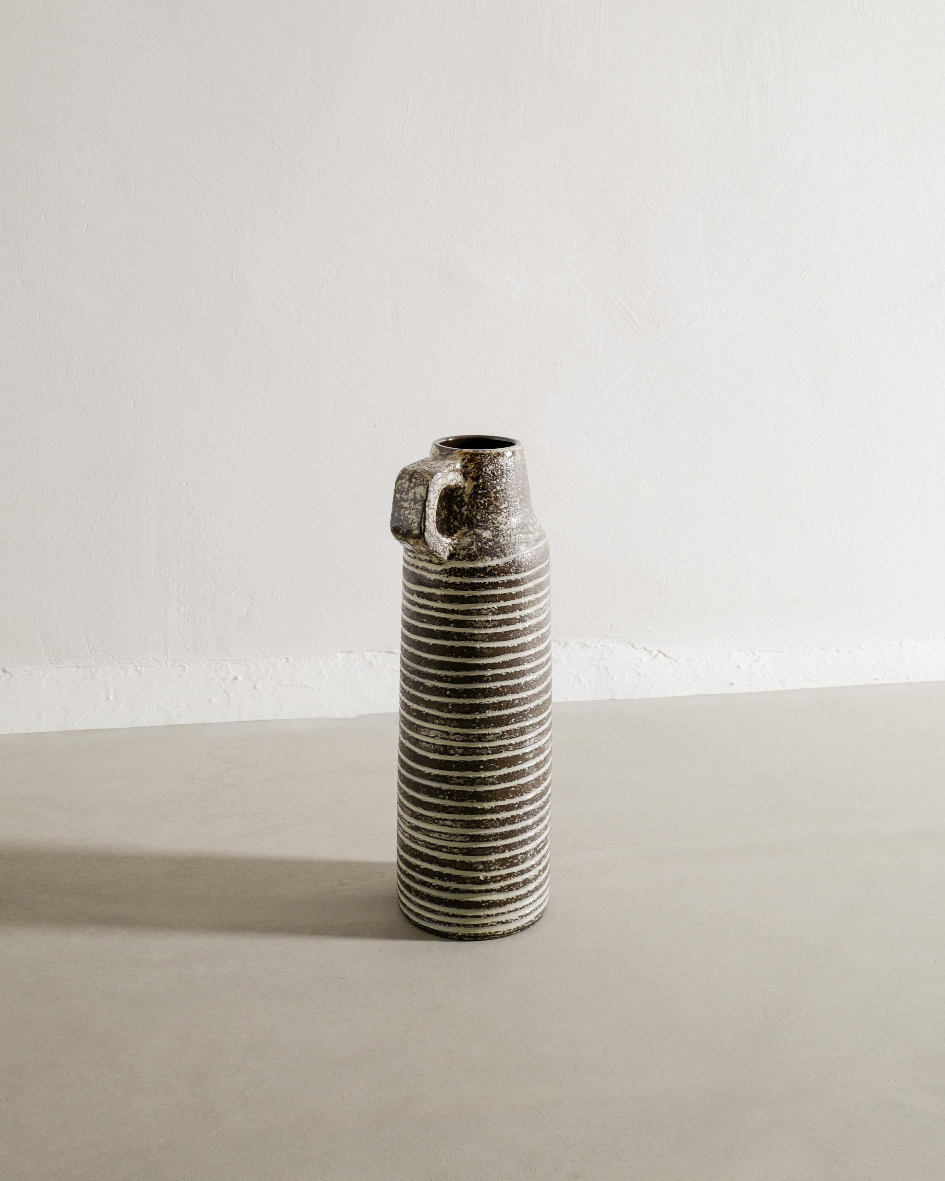 Raro vaso da terra in gres a righe di Ingrid Atterberg prodotto e firmato da Upsala Ekeby Svezia, anni '50. In buone condizioni originali. 

Dimensioni: H: 48 cm / 18,90