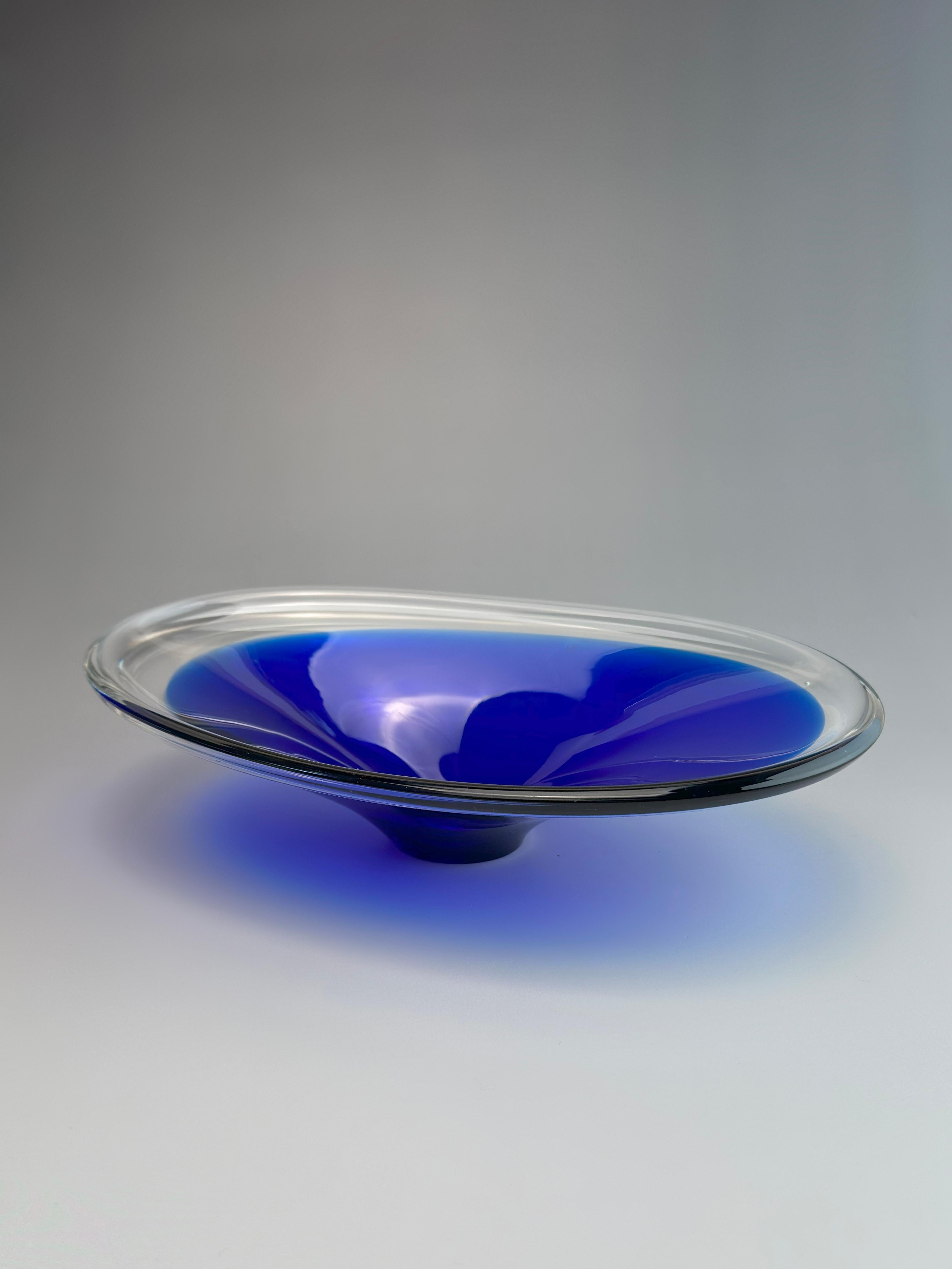 Swedish Mid-Century Freeform Glass Bowl in Cobalt and Clear Glass, circa 1960s For Sale 4