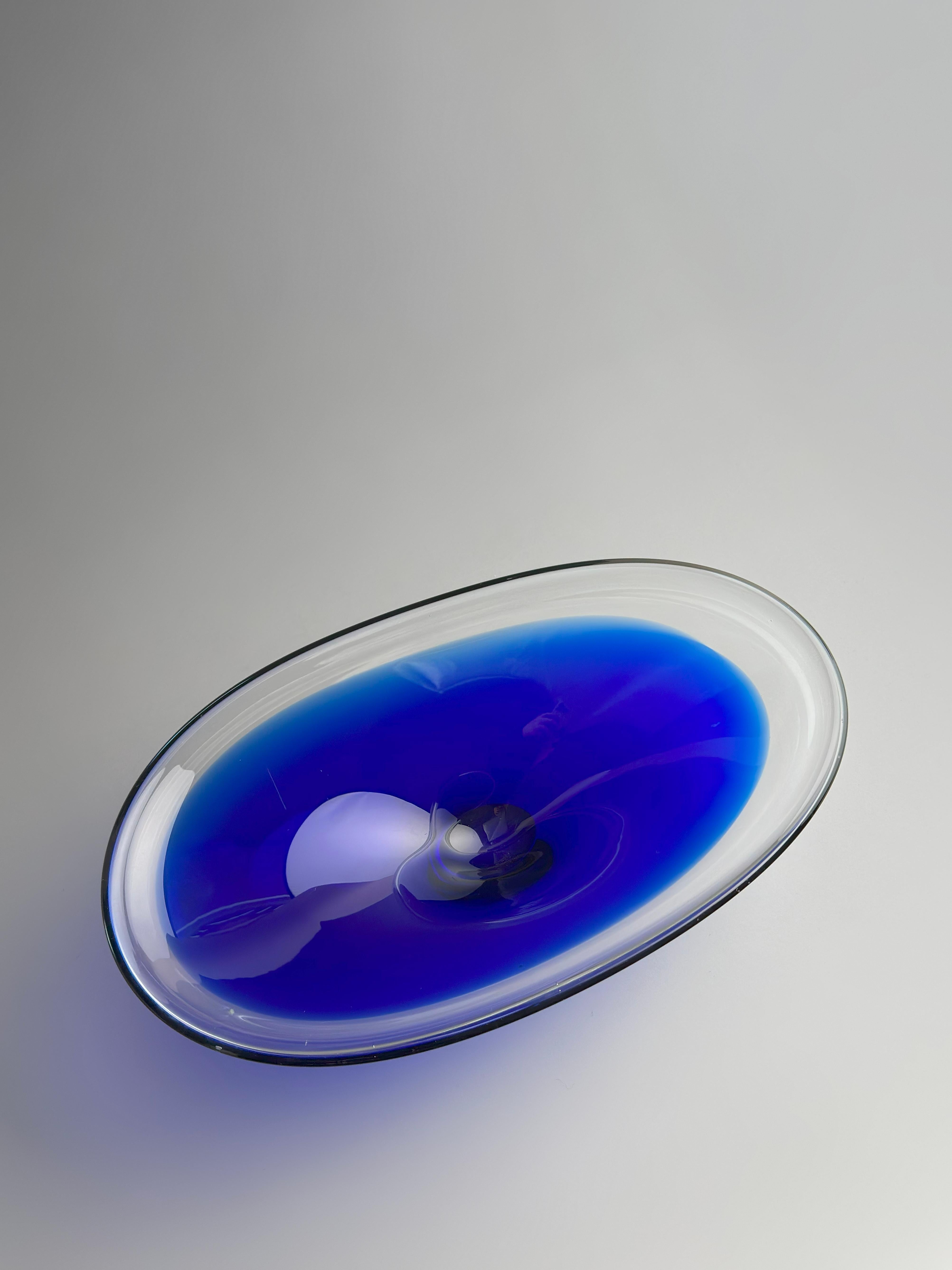 Hand-Crafted Swedish Mid-Century Freeform Glass Bowl in Cobalt and Clear Glass, circa 1960s For Sale