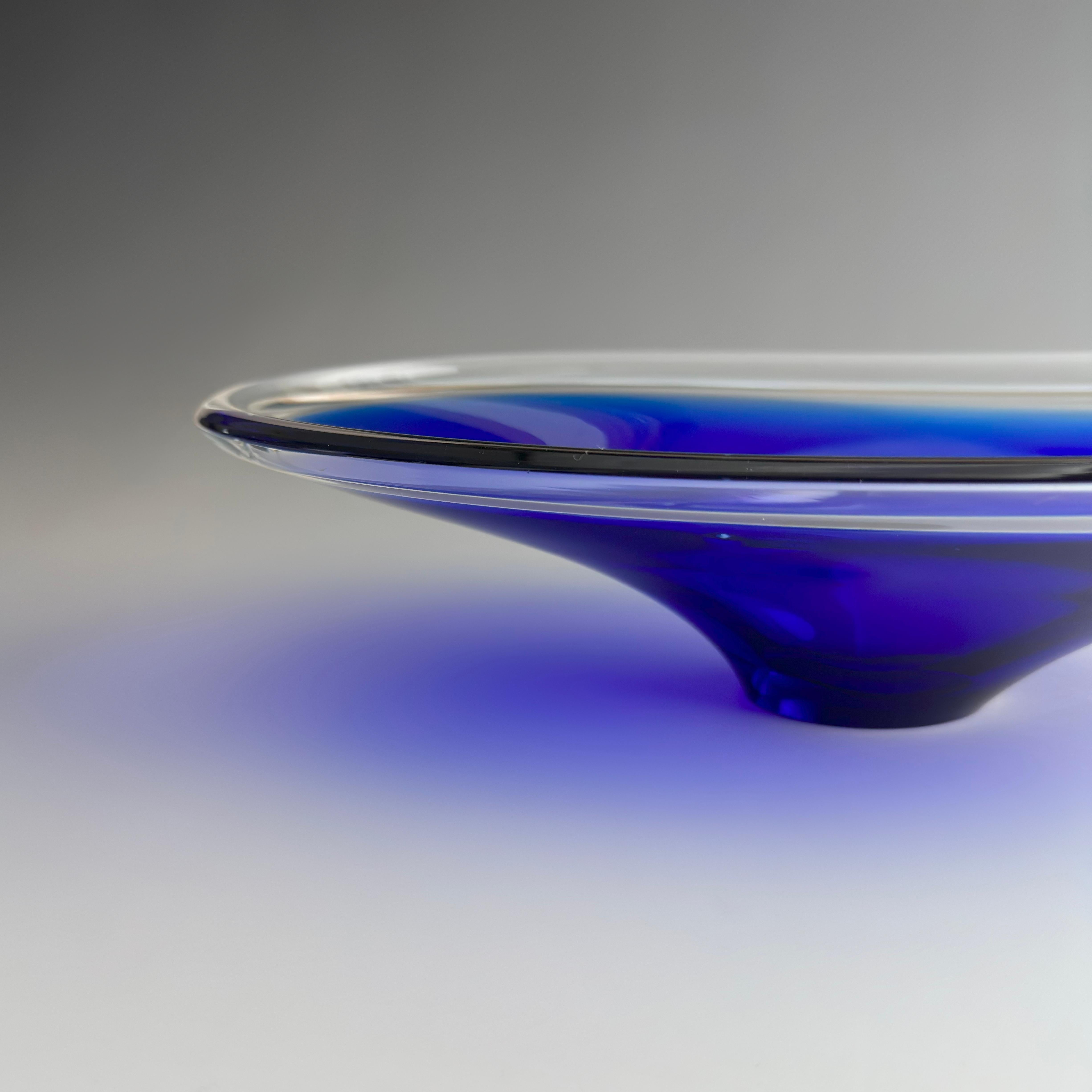 Swedish Mid-Century Freeform Glass Bowl in Cobalt and Clear Glass, circa 1960s In Good Condition For Sale In Glasgow, GB