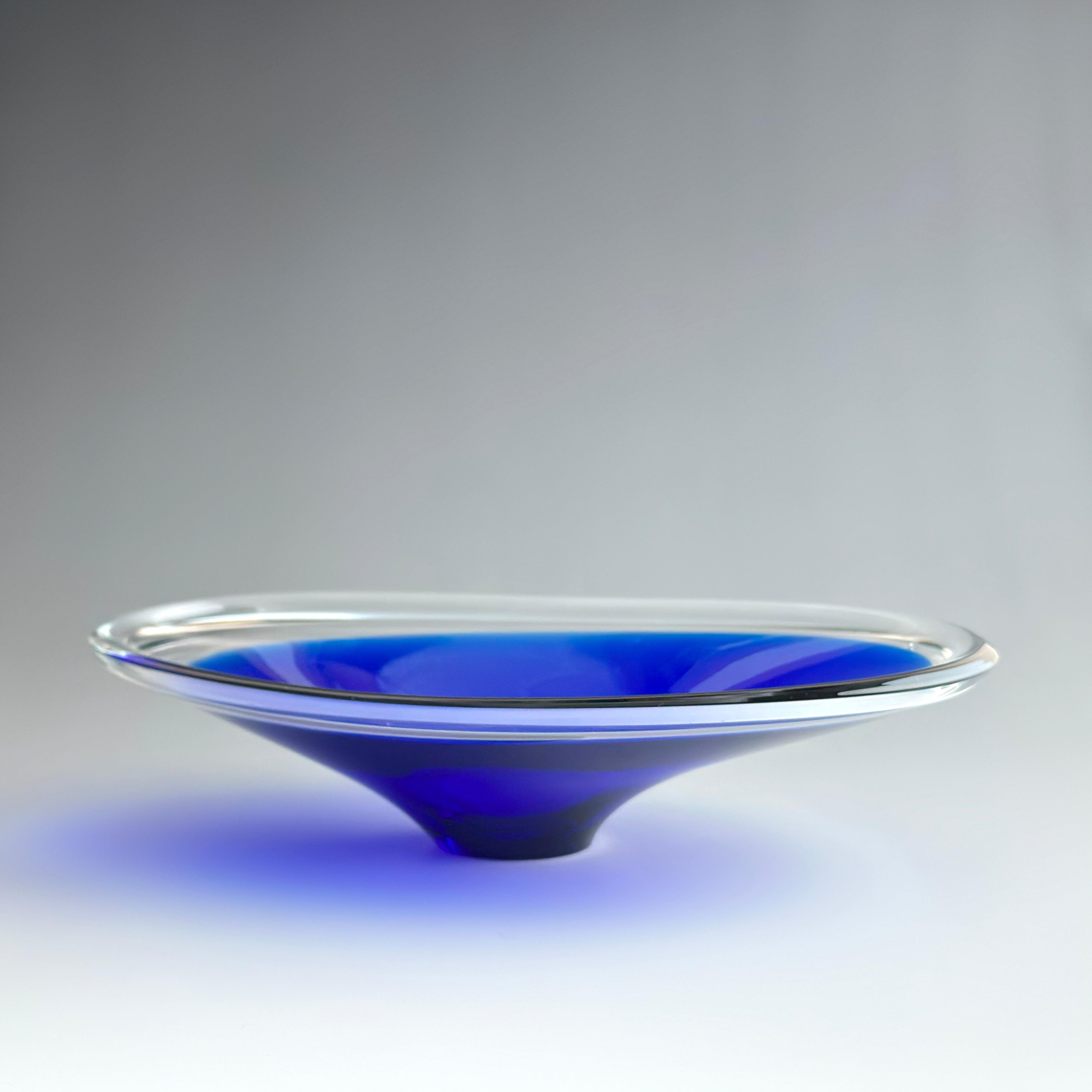 20th Century Swedish Mid-Century Freeform Glass Bowl in Cobalt and Clear Glass, circa 1960s For Sale