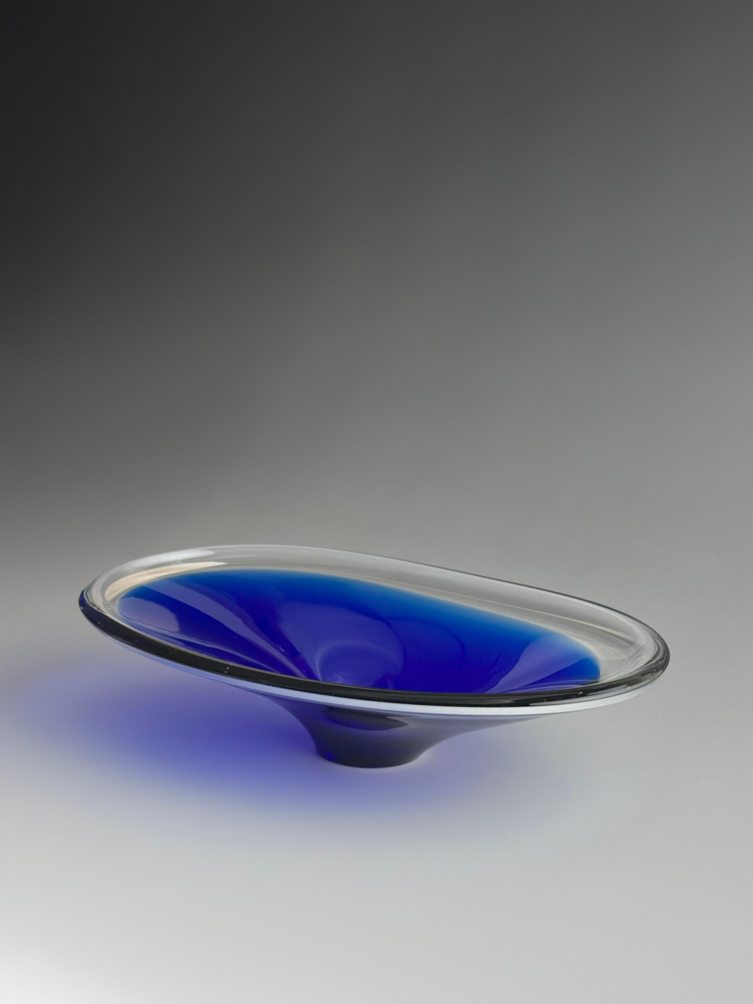 Swedish Mid-Century Freeform Glass Bowl in Cobalt and Clear Glass, circa 1960s For Sale 1
