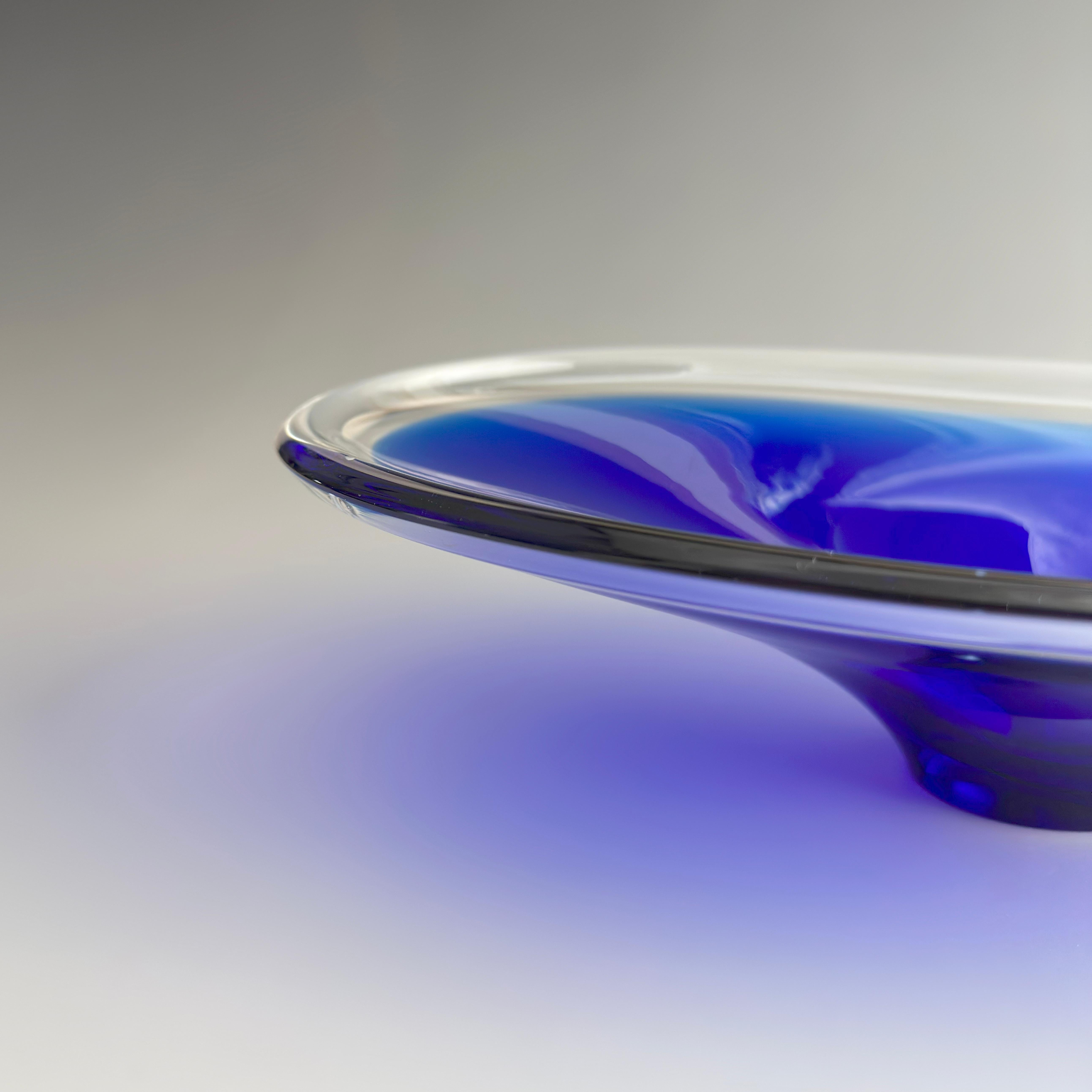 Swedish Mid-Century Freeform Glass Bowl in Cobalt and Clear Glass, circa 1960s For Sale 2