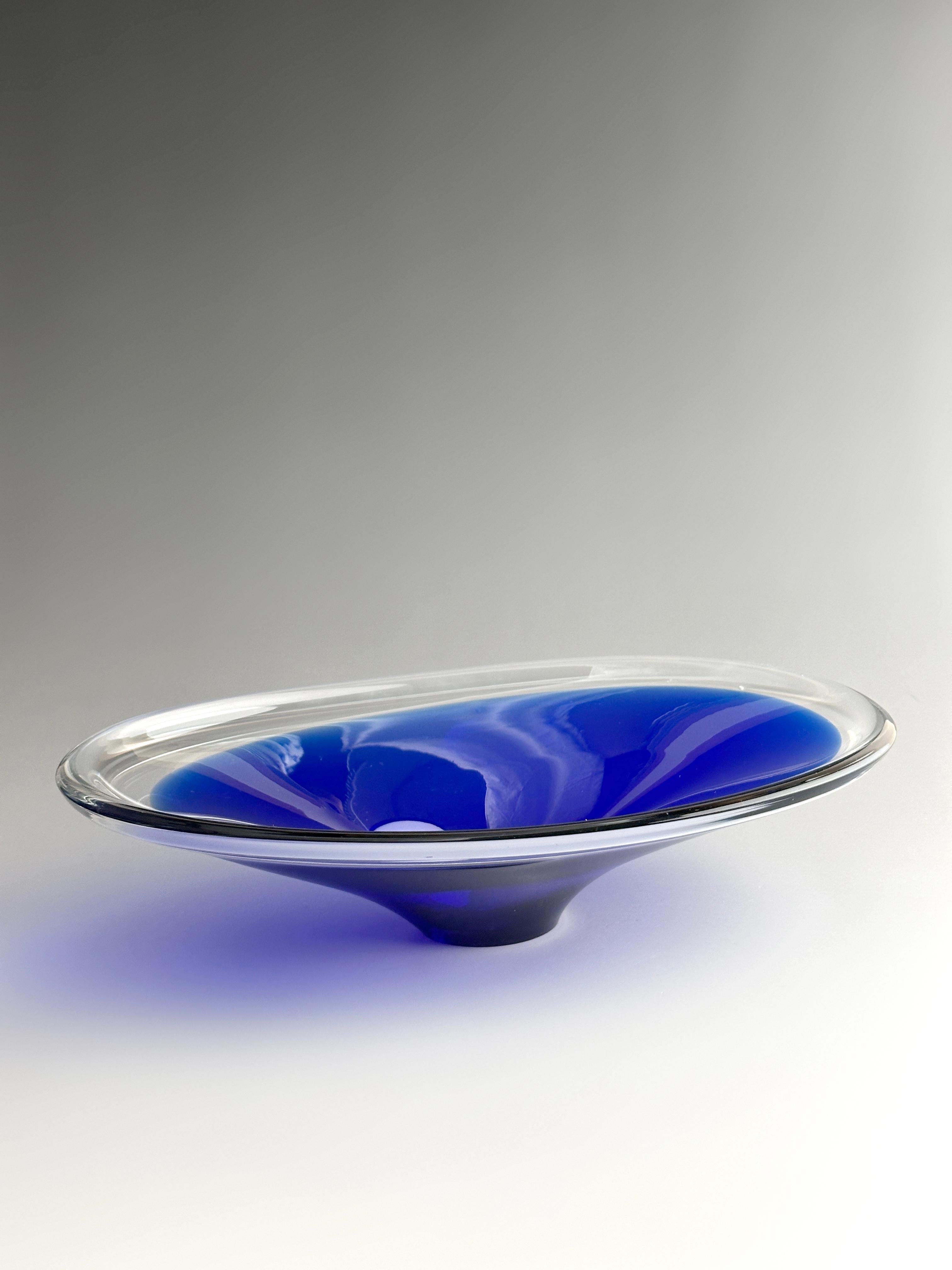 Swedish Mid-Century Freeform Glass Bowl in Cobalt and Clear Glass, circa 1960s For Sale 3