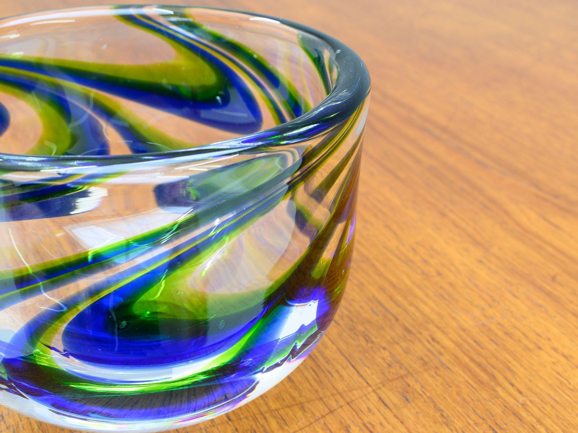 Vaso in vetro svedese della metà del secolo scorso con decorazioni blu e verdi. Circa 1960.


H. H. 11cm x L. 15cm x P. 15cm
