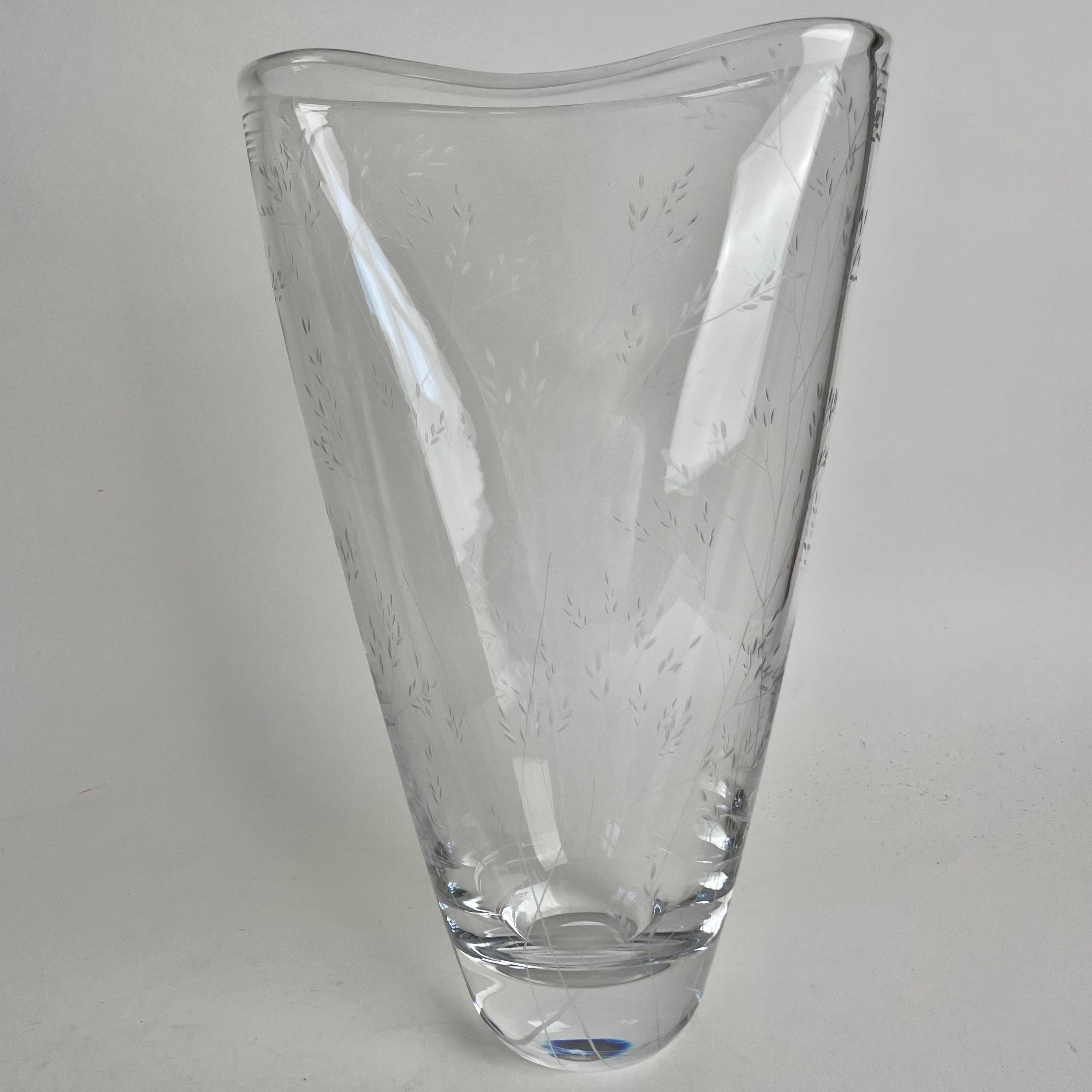 Schwedische Mid-Century-Glasvase „Grass“, Vicke Lindstrand Kosta im Angebot 1