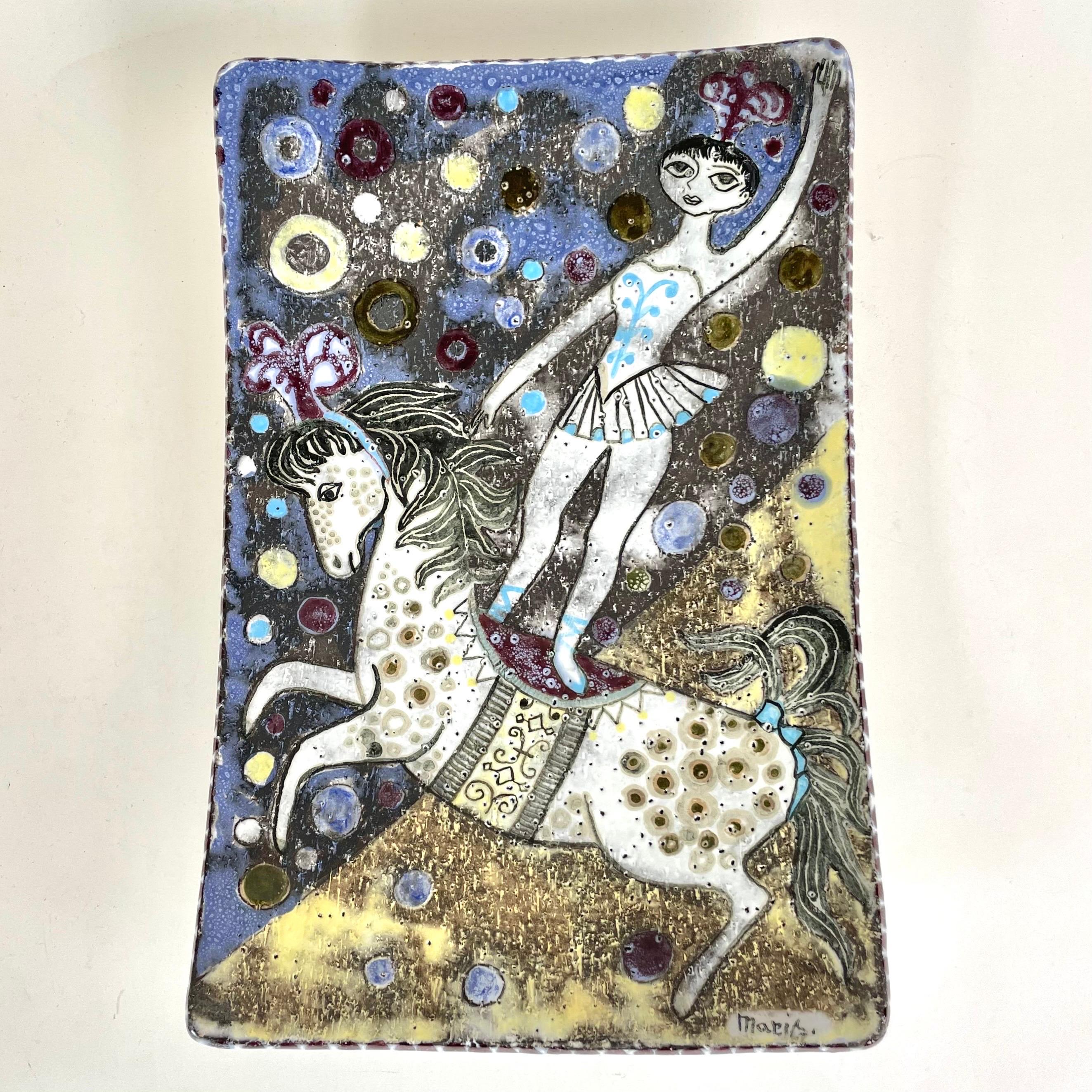 Encantadora fuente sueca de loza esmaltada de mediados de siglo con motivo de actuación de bailarina a caballo, diseñada por la diseñadora y artista de cerámica sueco-estonia Mari Simmulson y fabricada por el fabricante sueco de cerámica Upsala