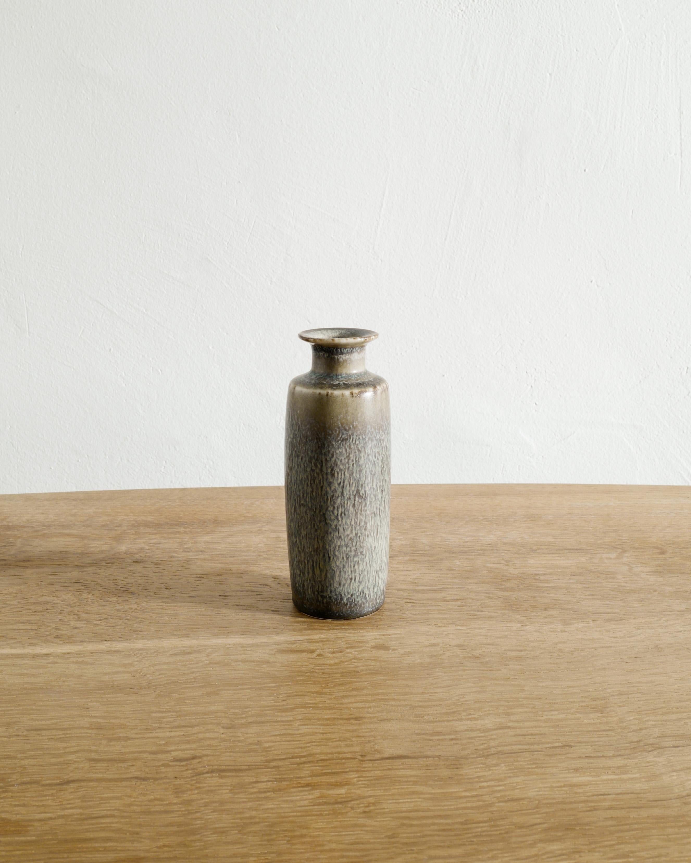 Raro vaso svedese di metà secolo in gres/ceramica verde di Carl-Harry Stålhane prodotto da Rörstrand Svezia, anni '50. In buone condizioni originali. Firmato. 

Dimensioni: H: 17,5 cm / 6.90