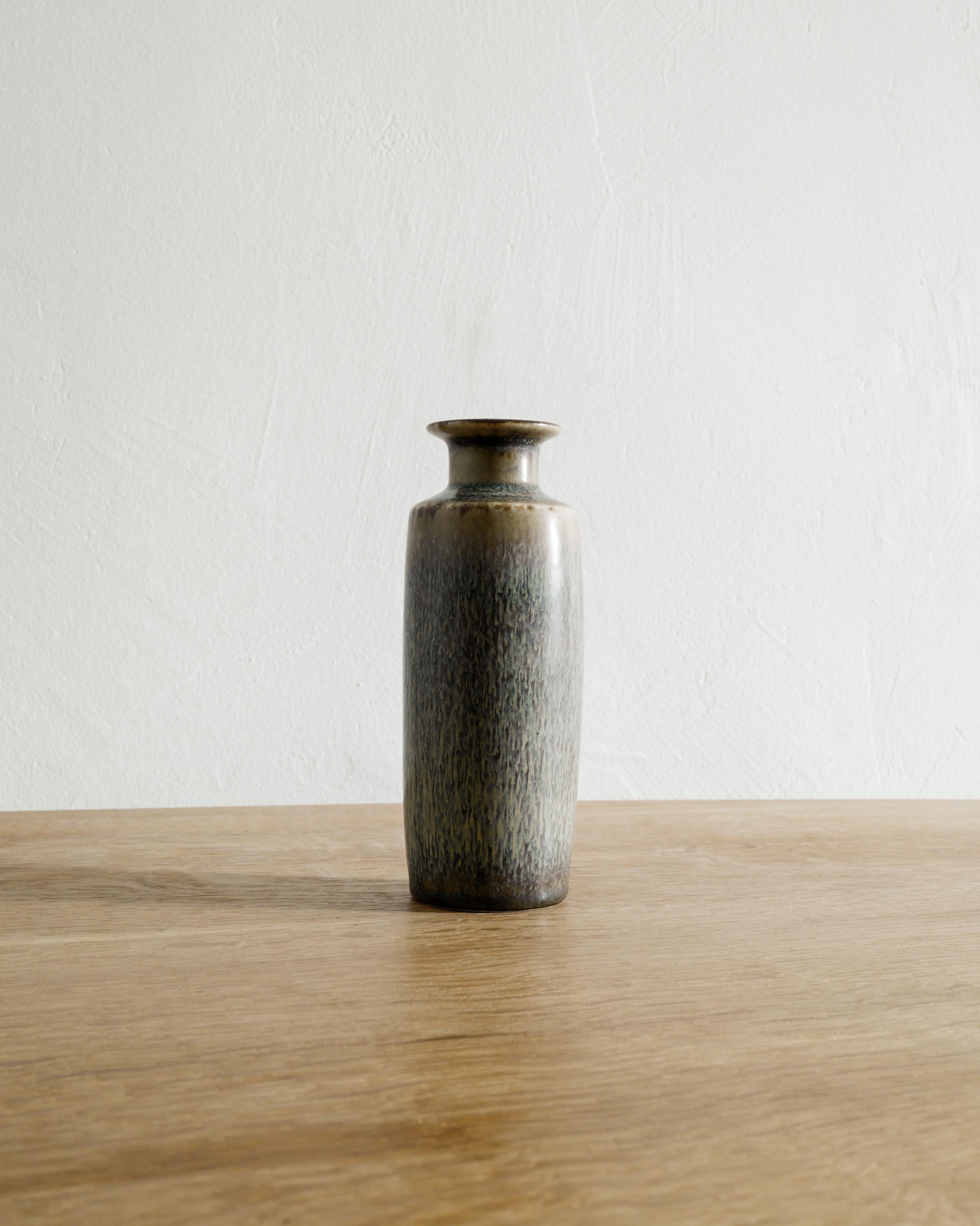 Scandinavo moderno Vaso svedese di metà secolo in ceramica verde di Carl-Harry Stålhane & Rörstrand, anni '50 in vendita