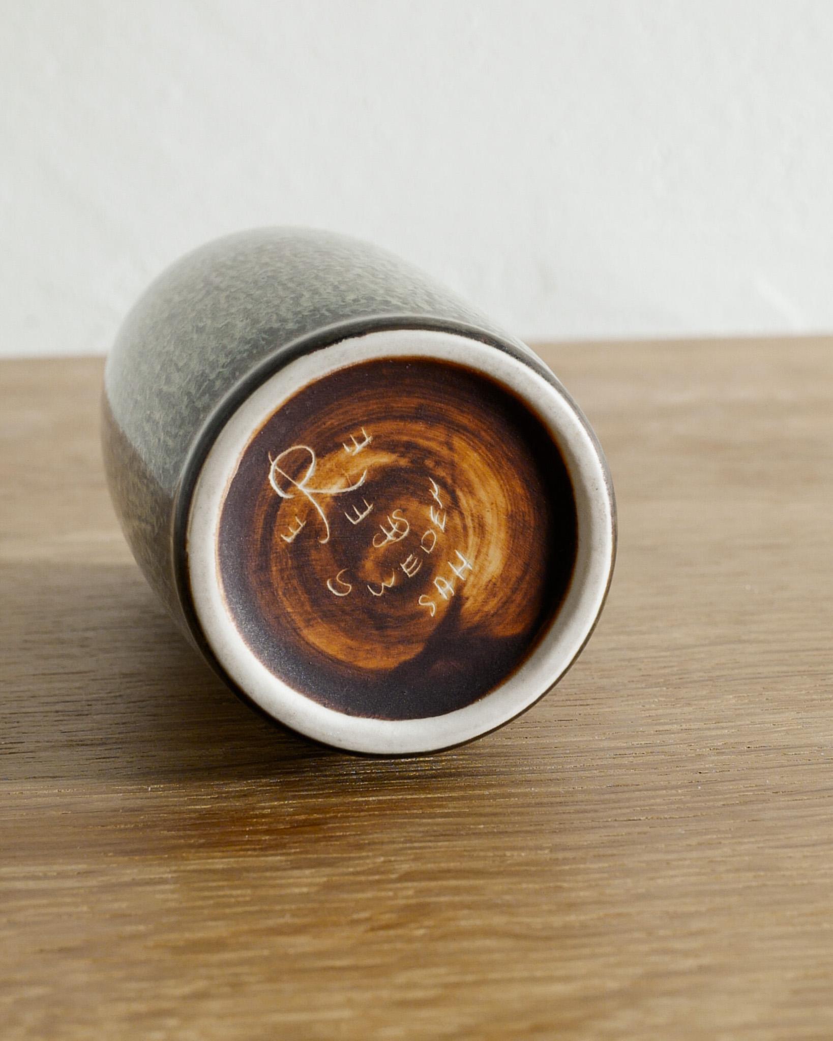Vaso svedese di metà secolo in ceramica verde di Carl-Harry Stålhane & Rörstrand, anni '50 In condizioni buone in vendita a Stockholm, SE