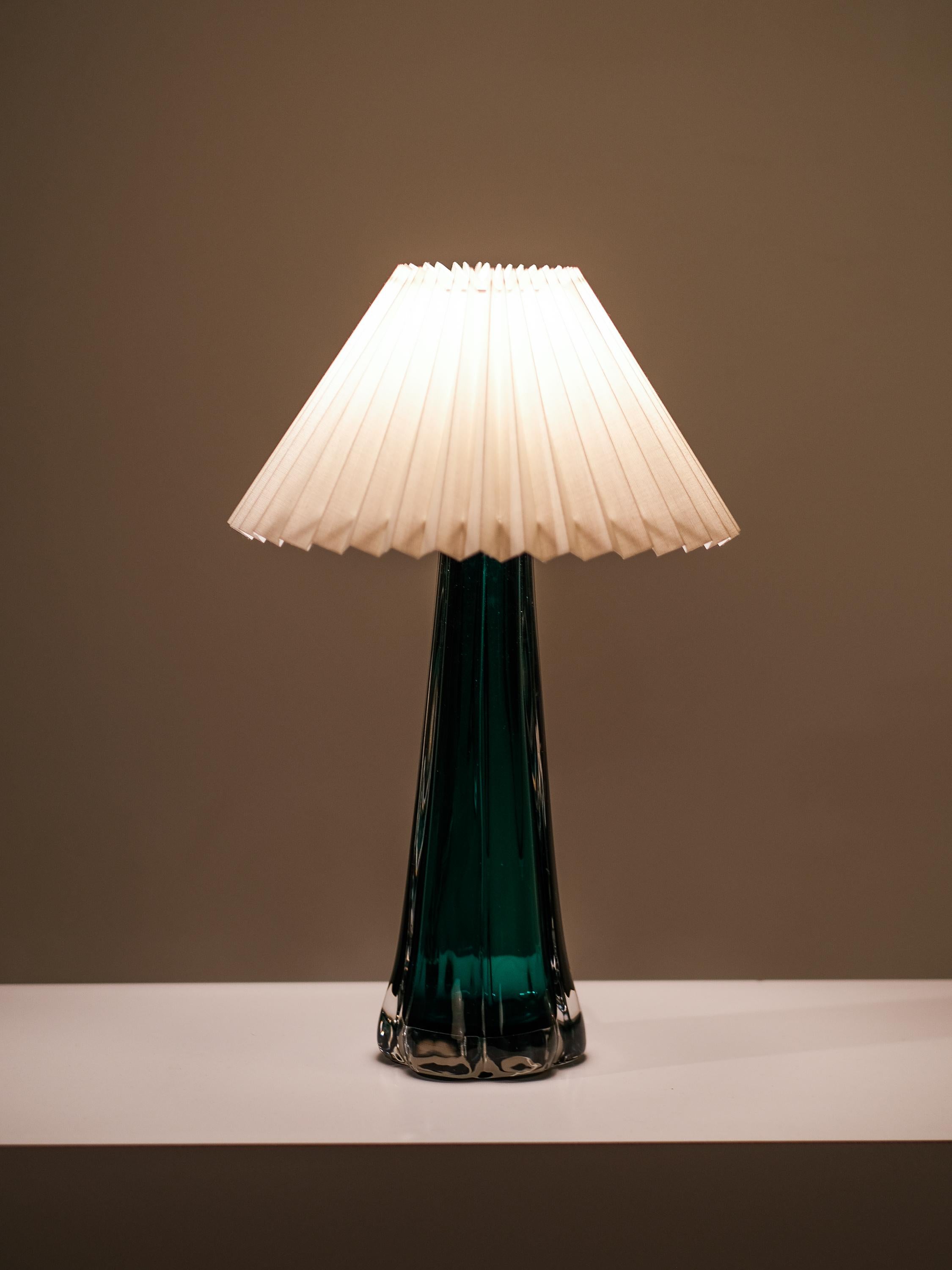 Swedish Mid-Century Green Glass Table Lamp by Kosta Elarmatur For Sale 7