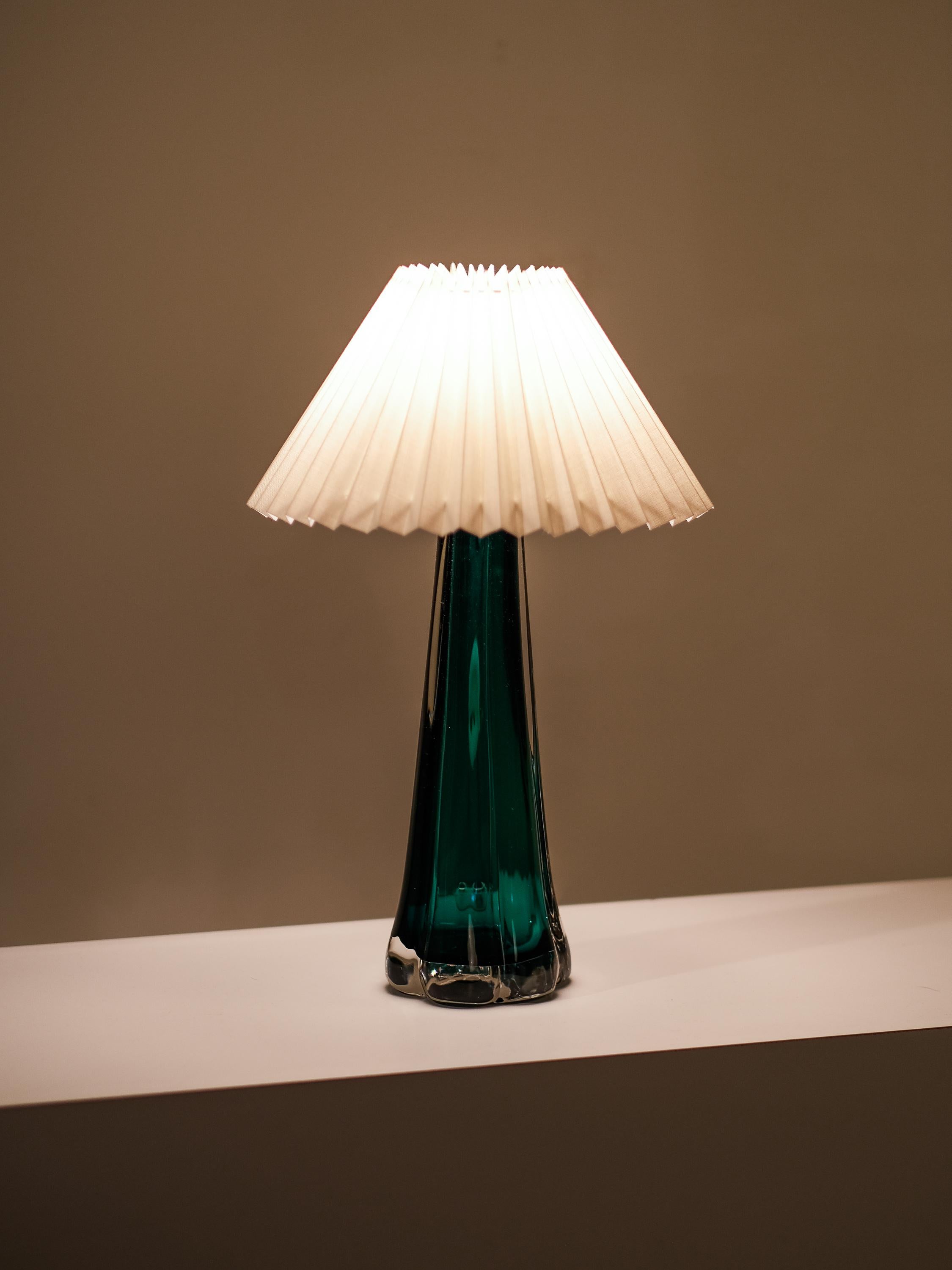 Swedish Mid-Century Green Glass Table Lamp by Kosta Elarmatur For Sale 9