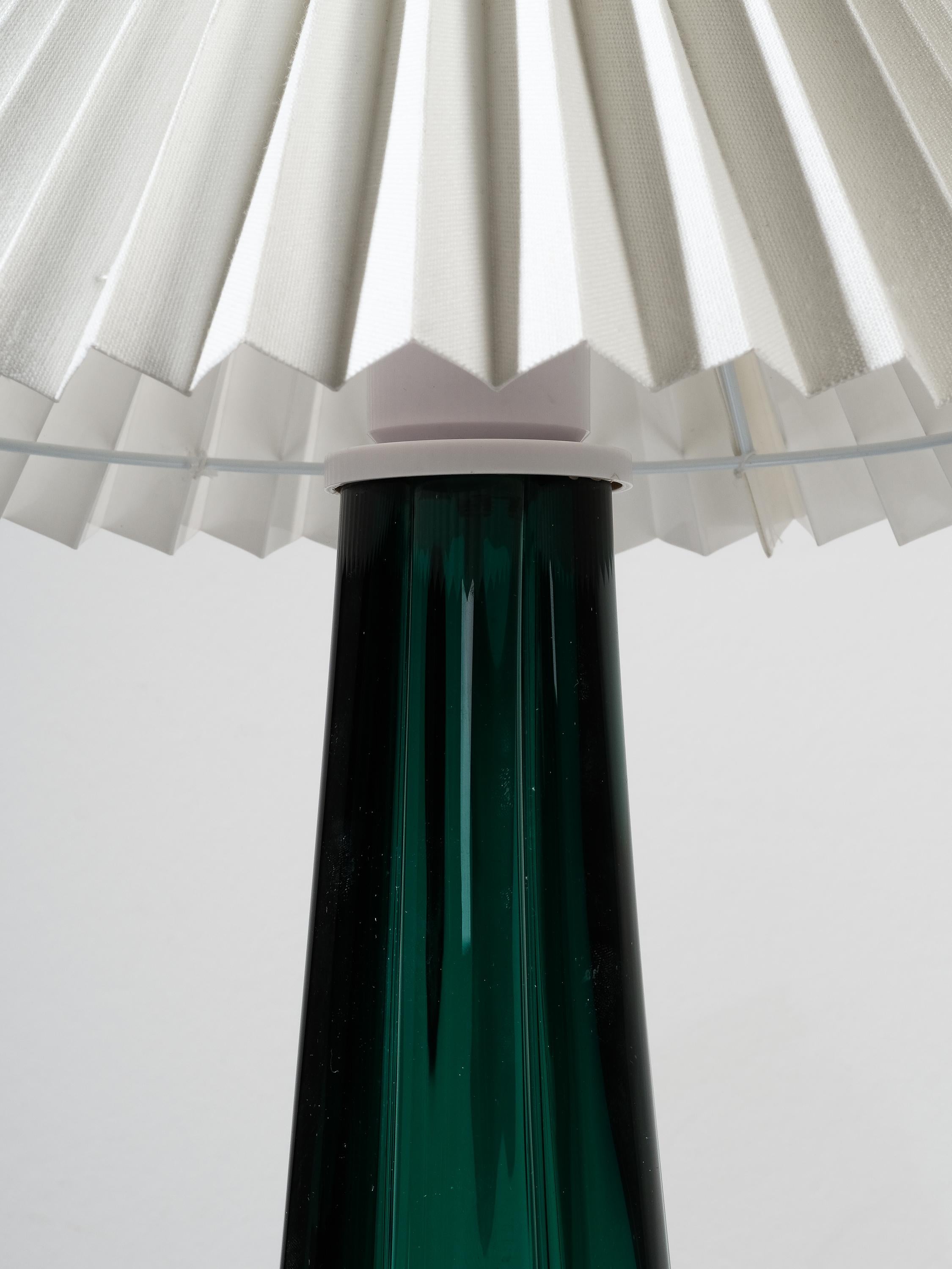 Swedish Mid-Century Green Glass Table Lamp by Kosta Elarmatur In Good Condition For Sale In Karis, Nyland