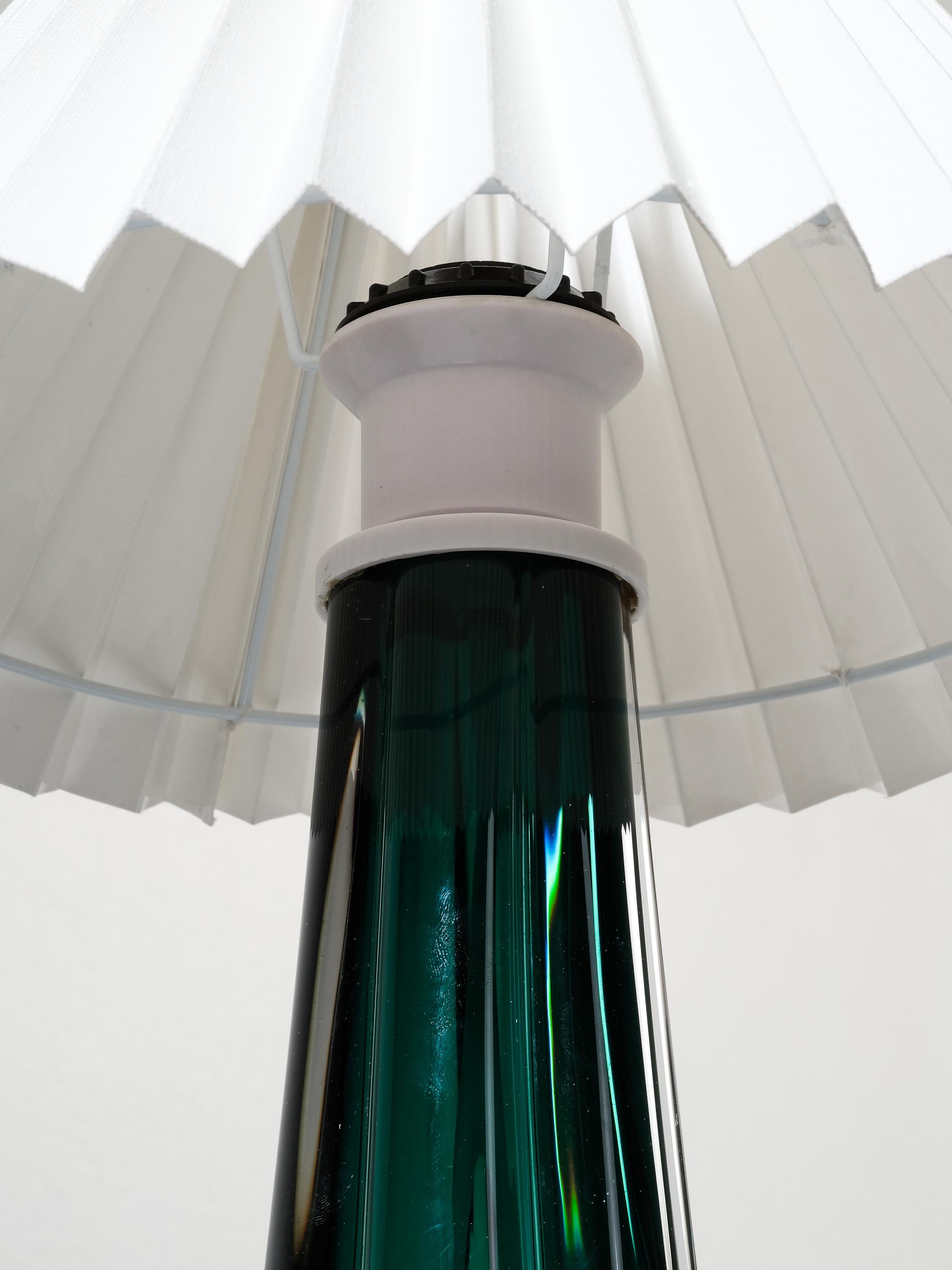 Swedish Mid-Century Green Glass Table Lamp by Kosta Elarmatur For Sale 1