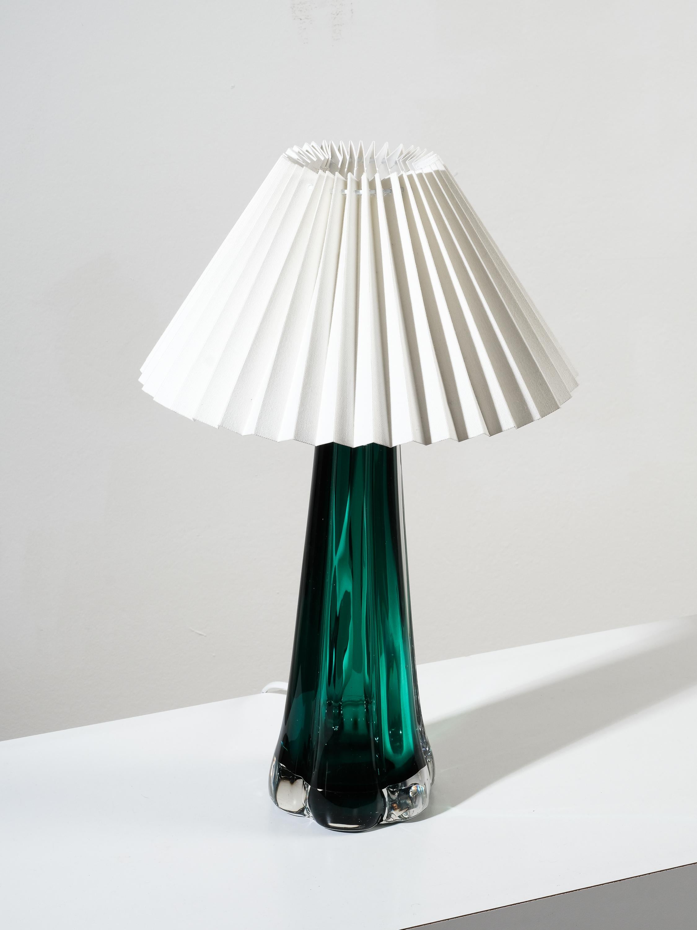 Swedish Mid-Century Green Glass Table Lamp by Kosta Elarmatur For Sale 3